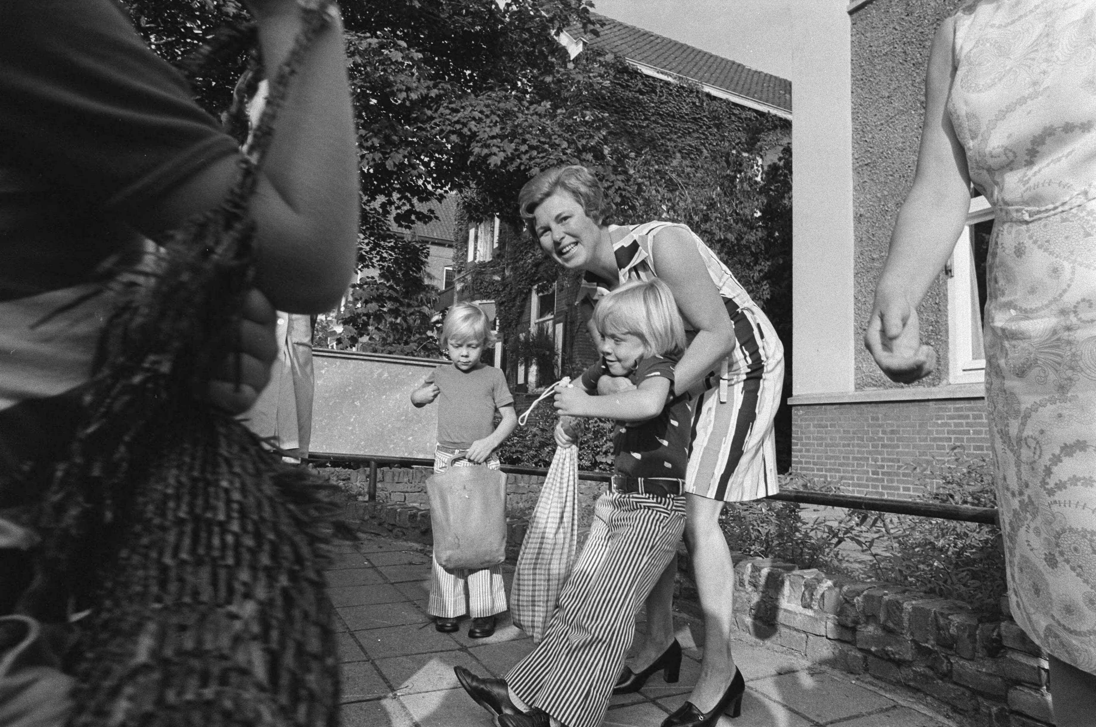 Fotocollectie Anefo — Prinsjes Constantijn, Johan Friso en Willem Alexander weeer naar school in Baarn, Johan Friso begroet door juffrouw, links Constantijn — Foto: Mieremet, Rob / Anefo. Licentie: Set B: Rechtenvrij / Publiek Domein. Bron: Nationaal Archief. http://hdl.handle.net/10648/ac52ffc6-d0b4-102d-bcf8-003048976d84