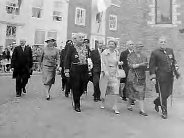 Bezoek van koningin Juliana aan Middelburg en Katseveer (1960) — Koningin Juliana bezoekt Middelburg, Koningin begeeft zich naar het nieuwe gebouw van de provinciale griffie — Foto: Rossem, Wim van / Anefo. Licentie: Set B: Rechtenvrij / Publiek Domein. Bron: Nationaal Archief. http://hdl.handle.net/10648/a9aef14e-d0b4-102d-bcf8-003048976d84