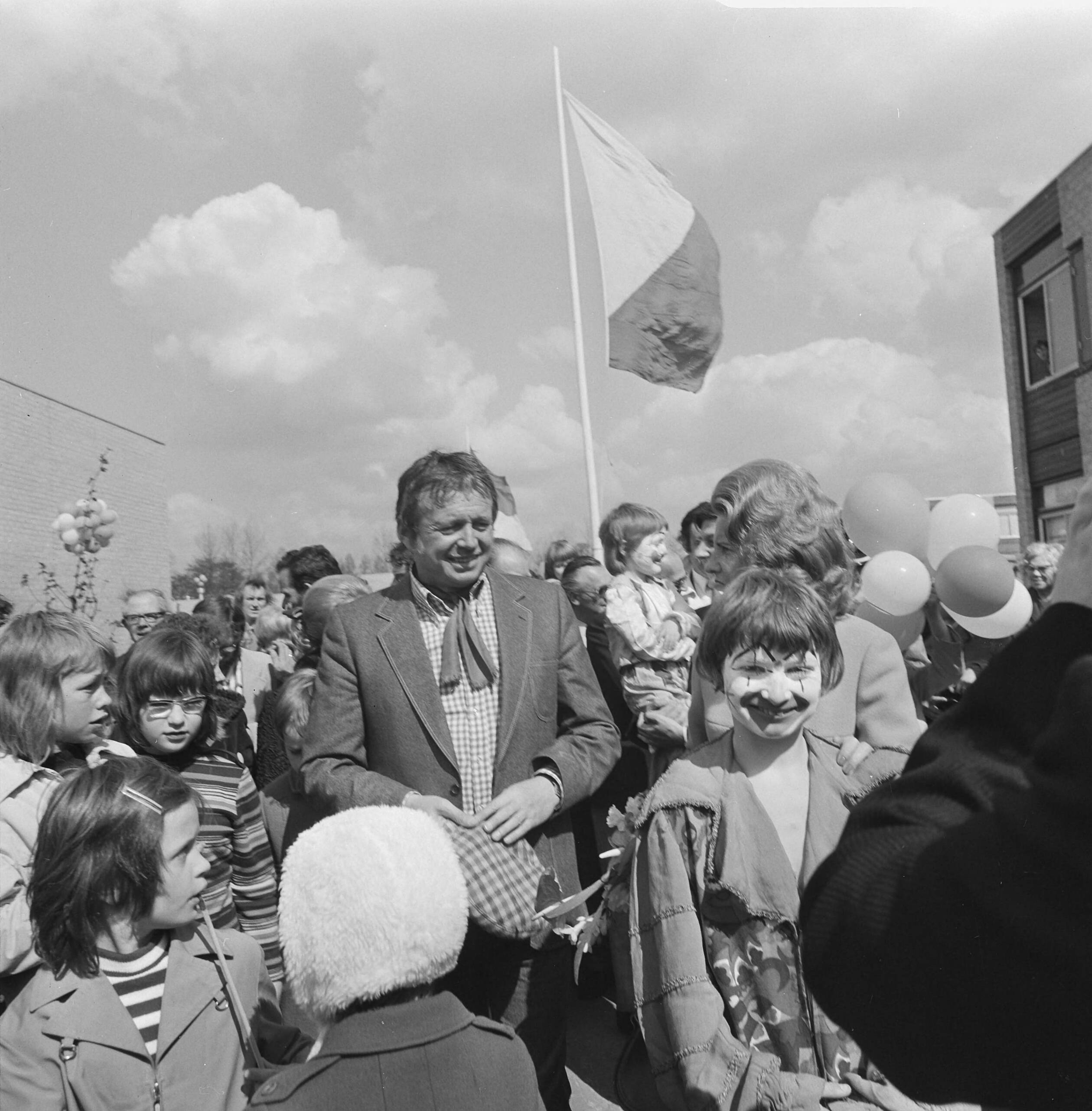 Fotocollectie Anefo — Toon Hermansdag in Haaren — Foto: Mieremet, Rob / Anefo. Licentie: Set B: Rechtenvrij / Publiek Domein. Bron: Nationaal Archief. http://hdl.handle.net/10648/ac2c0862-d0b4-102d-bcf8-003048976d84