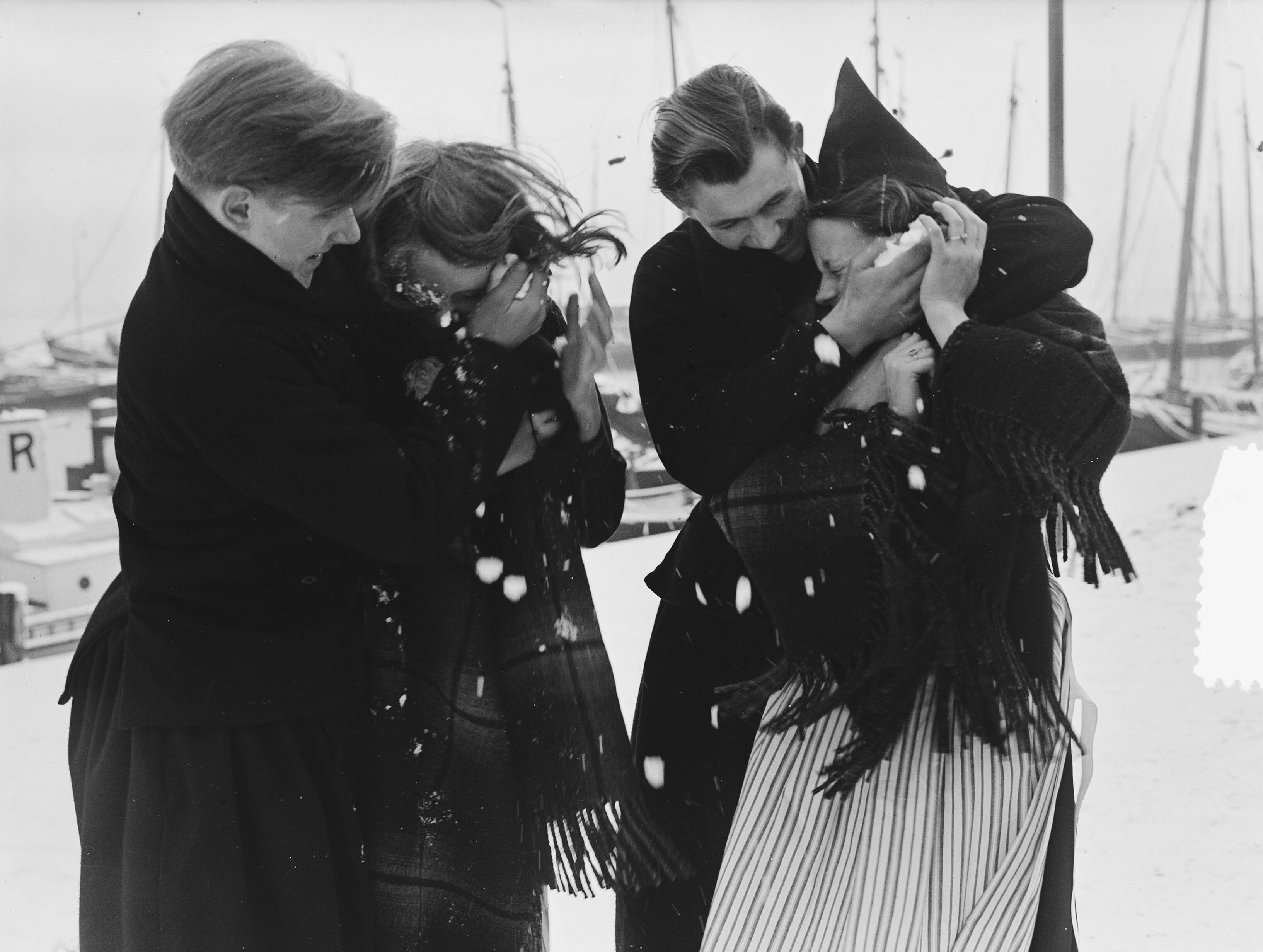 Sneeuwsport in Volendam — Foto: Pot, Harry / Anefo. — Licentie: Set B: Rechtenvrij / Publiek Domein. Bron: Nationaal Archief. http://hdl.handle.net/10648/a8f4f56e-d0b4-102d-bcf8-003048976d84
