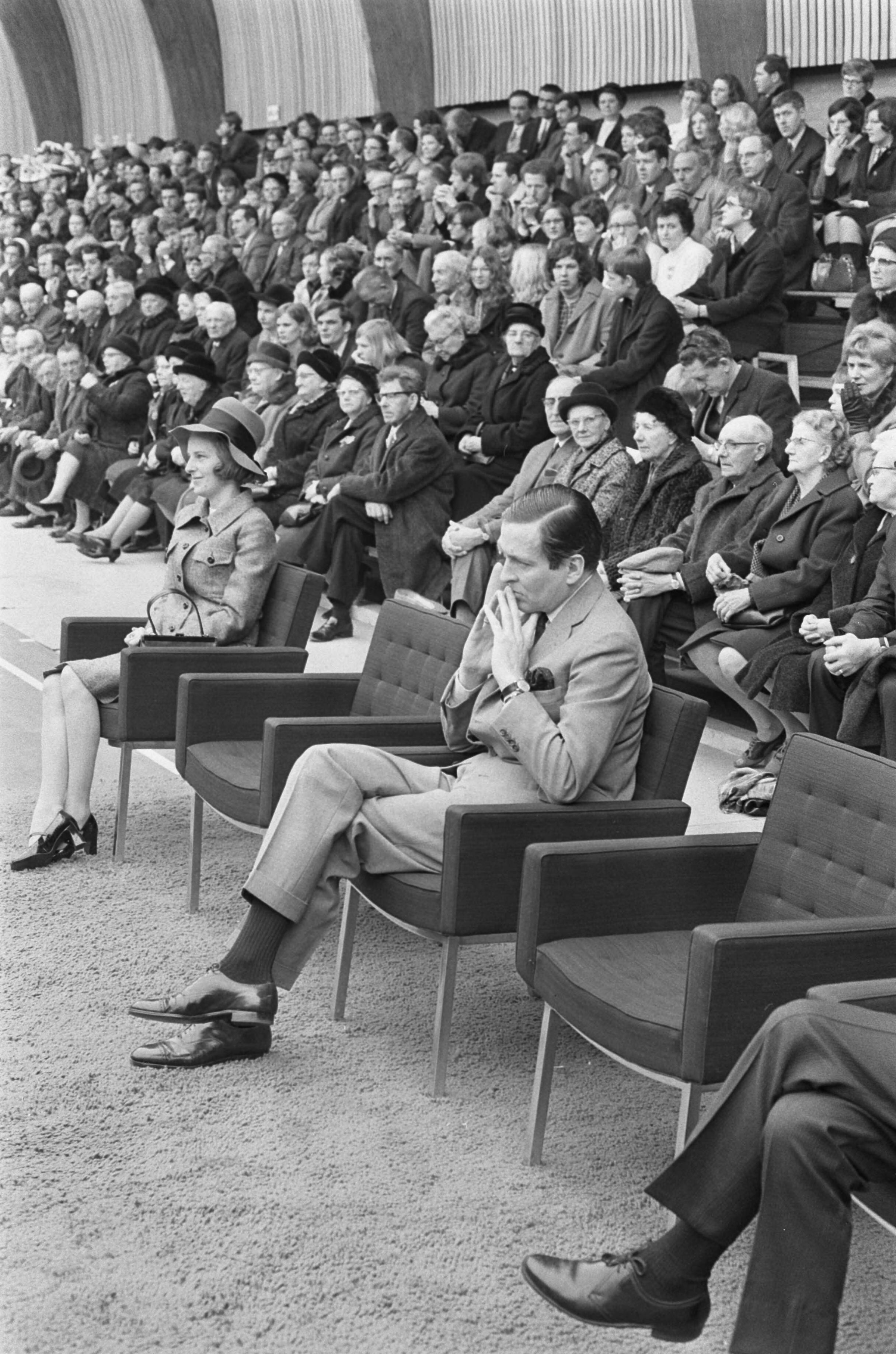 Fotocollectie Anefo — Prins Claus opende de sport- en cultuurcentrum "De Jager bij Andel, Giessen, Rijswijk. Claus met hem aangeboden lammeren, recht burgemeester mr. J. N. Scholten / — Foto: Verhoeff, Bert / Anefo. Licentie: Set B: Rechtenvrij / Publiek Domein. Bron: Nationaal Archief. http://hdl.handle.net/10648/ab8fe568-d0b4-102d-bcf8-003048976d84
