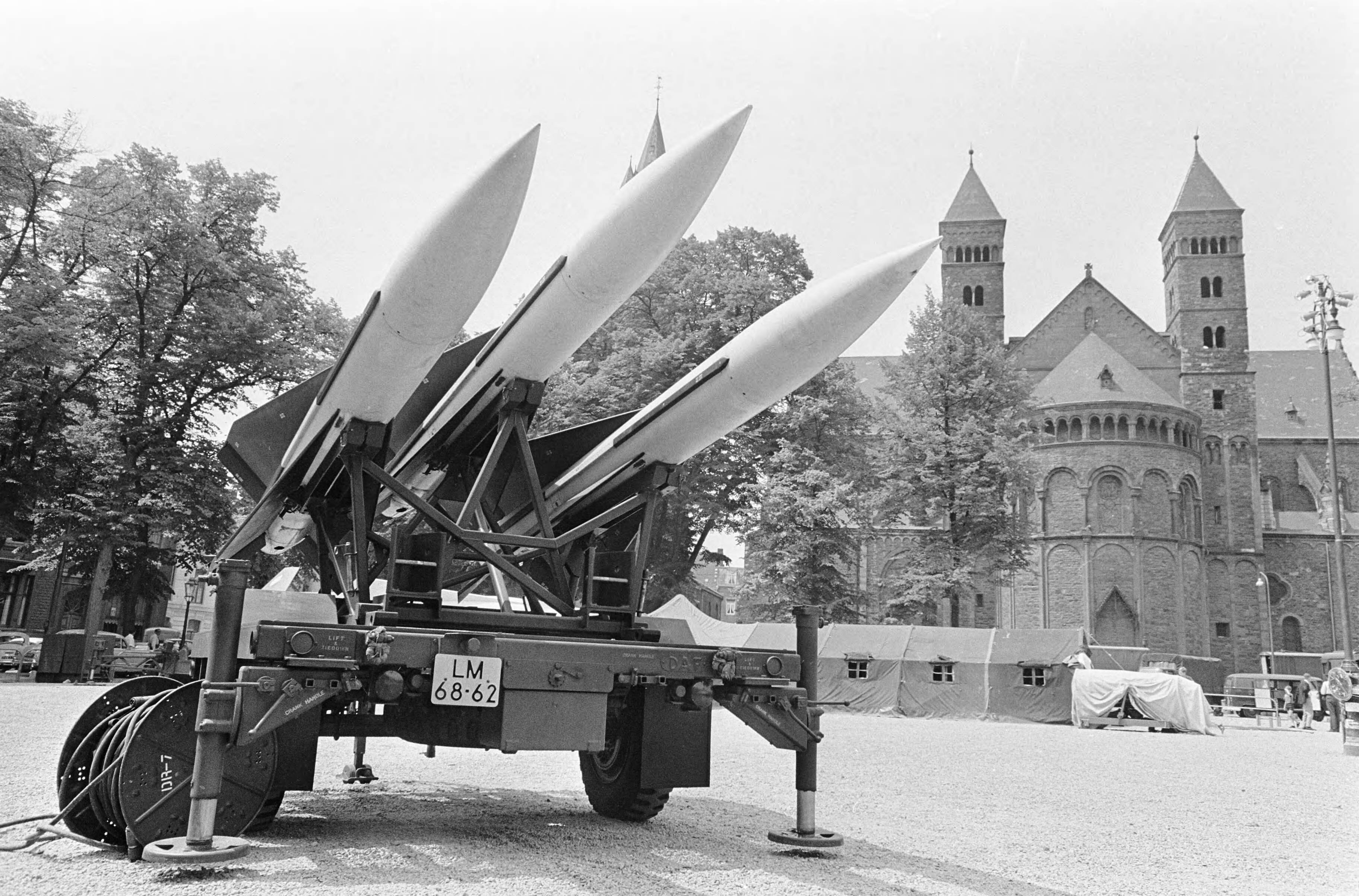 Fotocollectie Anefo — Luchtvaartweek te Maastricht. Hawkraketten met de St. Servaaskerk op de achtergrond — Foto: Nijs, Jac. de / Anefo. Licentie: Set B: Rechtenvrij / Publiek Domein. Bron: Nationaal Archief. http://hdl.handle.net/10648/aaeefbd0-d0b4-102d-bcf8-003048976d84