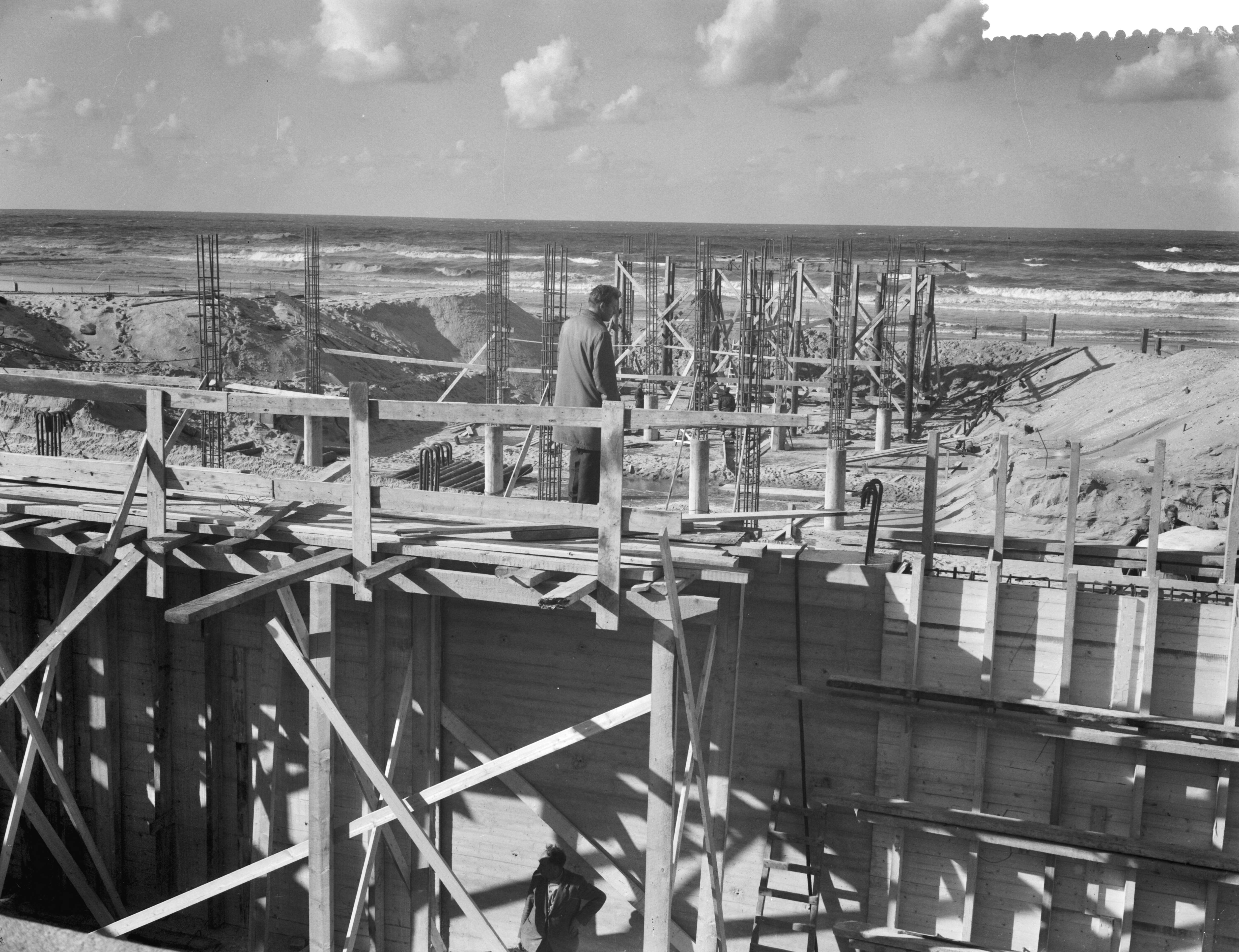 Fotocollectie Anefo — Werkzaamheden aan de pier te Scheveningen — Foto: Rossem, Wim van / Anefo. Licentie: Set B: Rechtenvrij / Publiek Domein. Bron: Nationaal Archief. http://hdl.handle.net/10648/a9a0180e-d0b4-102d-bcf8-003048976d84