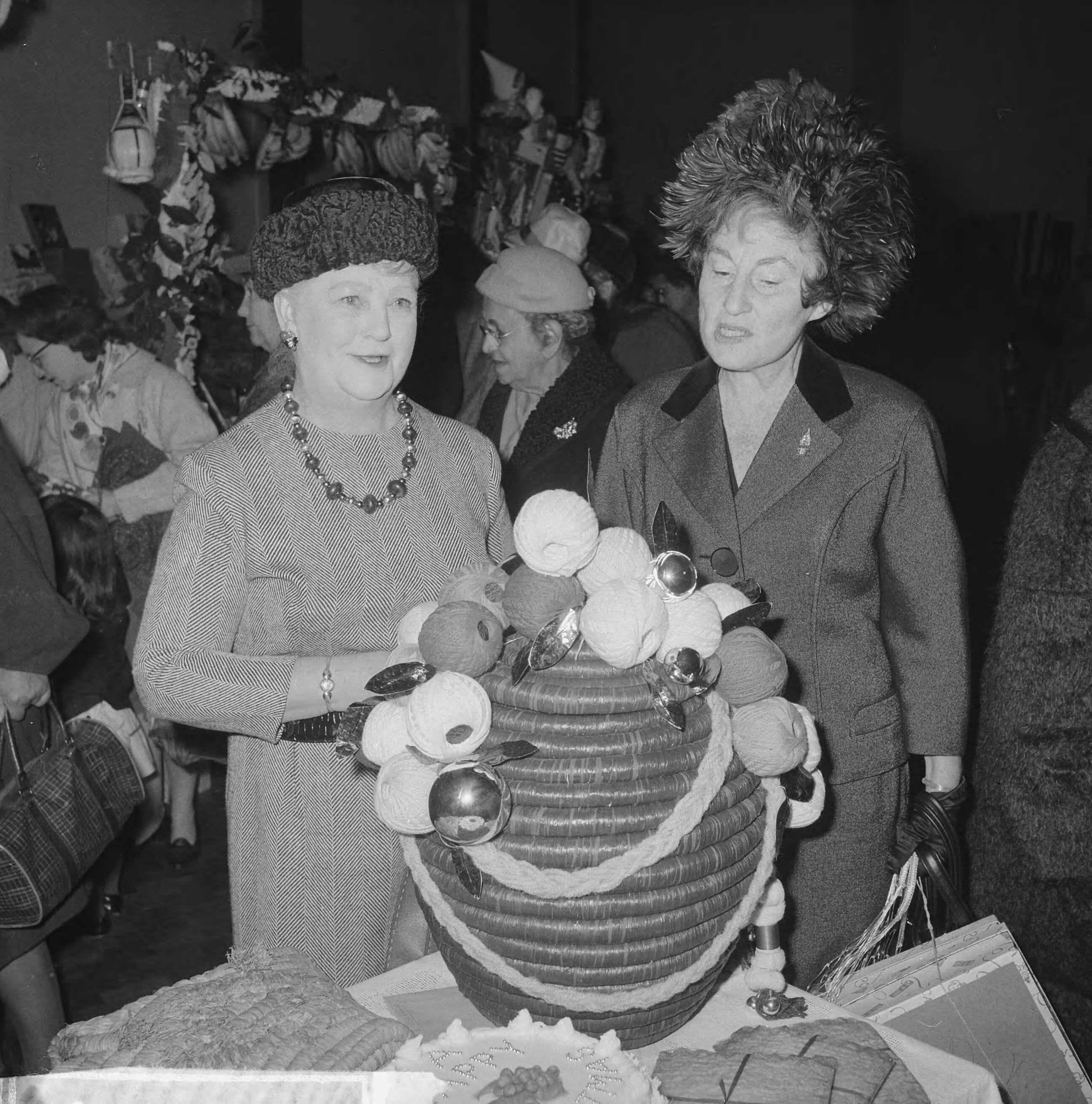Fotocollectie Anefo — Kerstbazar geopend in Den Haag door Lady Noble, echtgenote van de Britse ambassadeur sir Andrew Noble — Foto: Nijs, Jac. de / Anefo. Licentie: Set B: Rechtenvrij / Publiek Domein. Bron: Nationaal Archief. http://hdl.handle.net/10648/aa1e872a-d0b4-102d-bcf8-003048976d84