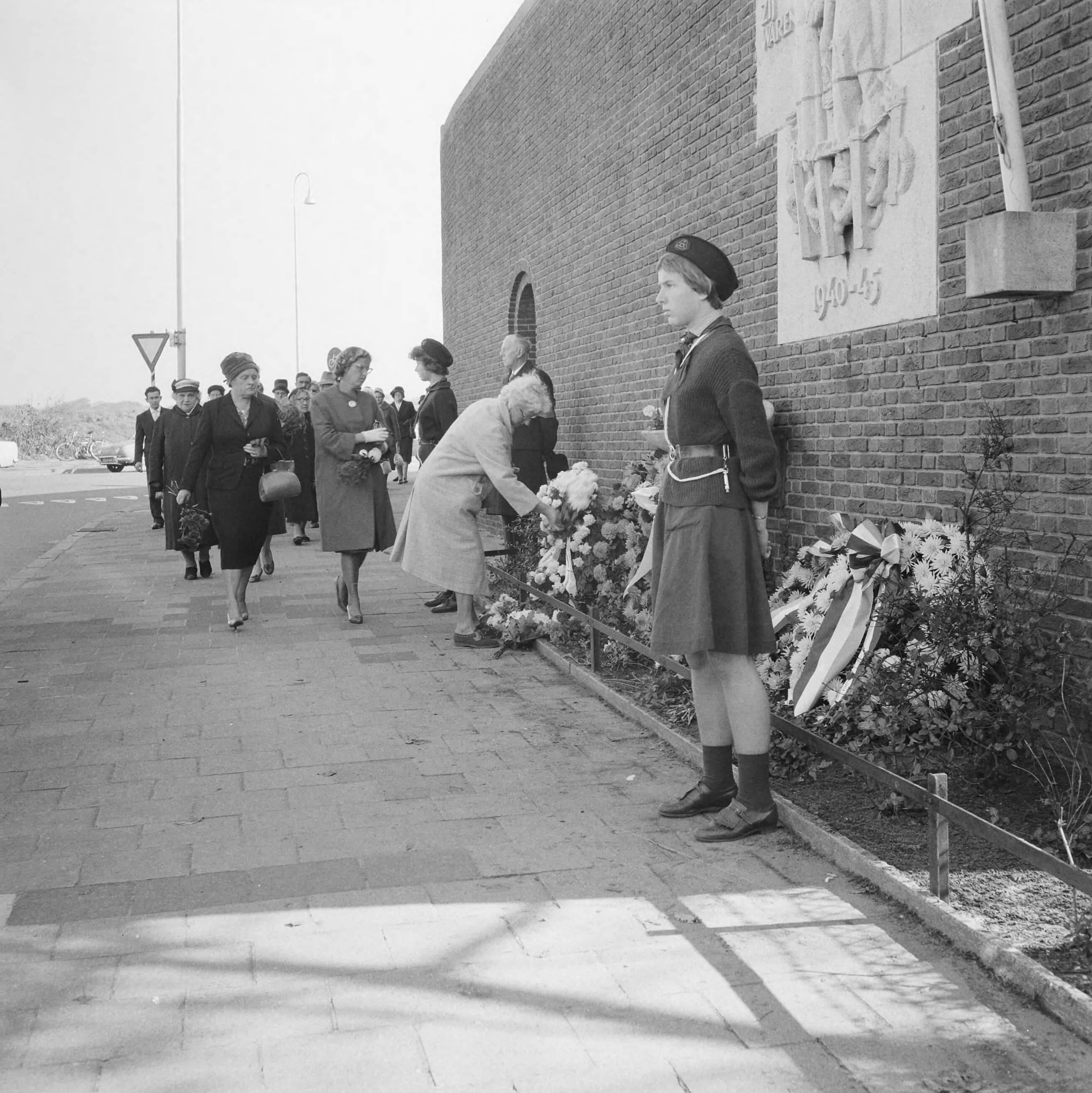 Fotocollectie Anefo — Herdenking "Oranjehotel" te Scheveningen. Kranslegging bij de muur van de gevangenis — Foto: Lindeboom, Henk / Anefo. Licentie: Set B: Rechtenvrij / Publiek Domein. Bron: Nationaal Archief. http://hdl.handle.net/10648/a9e77a82-d0b4-102d-bcf8-003048976d84