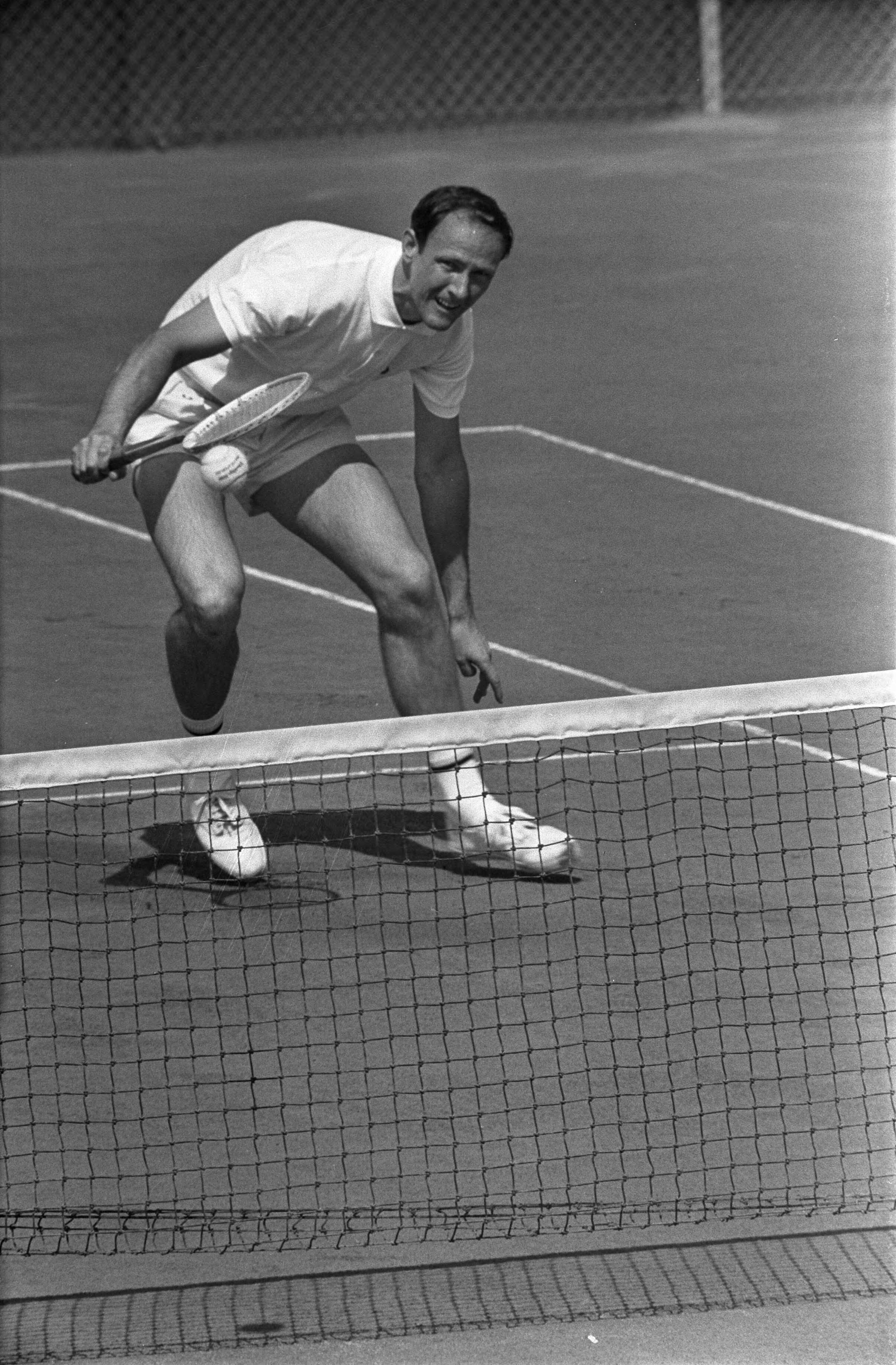 Fotocollectie Anefo — Nationale tenniskampioenschappen op Mets-banen te Scheveningen: P. Veentjer in aktie — Foto: Koch, Eric / Anefo. Licentie: Set B: Rechtenvrij / Publiek Domein. Bron: Nationaal Archief. http://hdl.handle.net/10648/ab75c638-d0b4-102d-bcf8-003048976d84