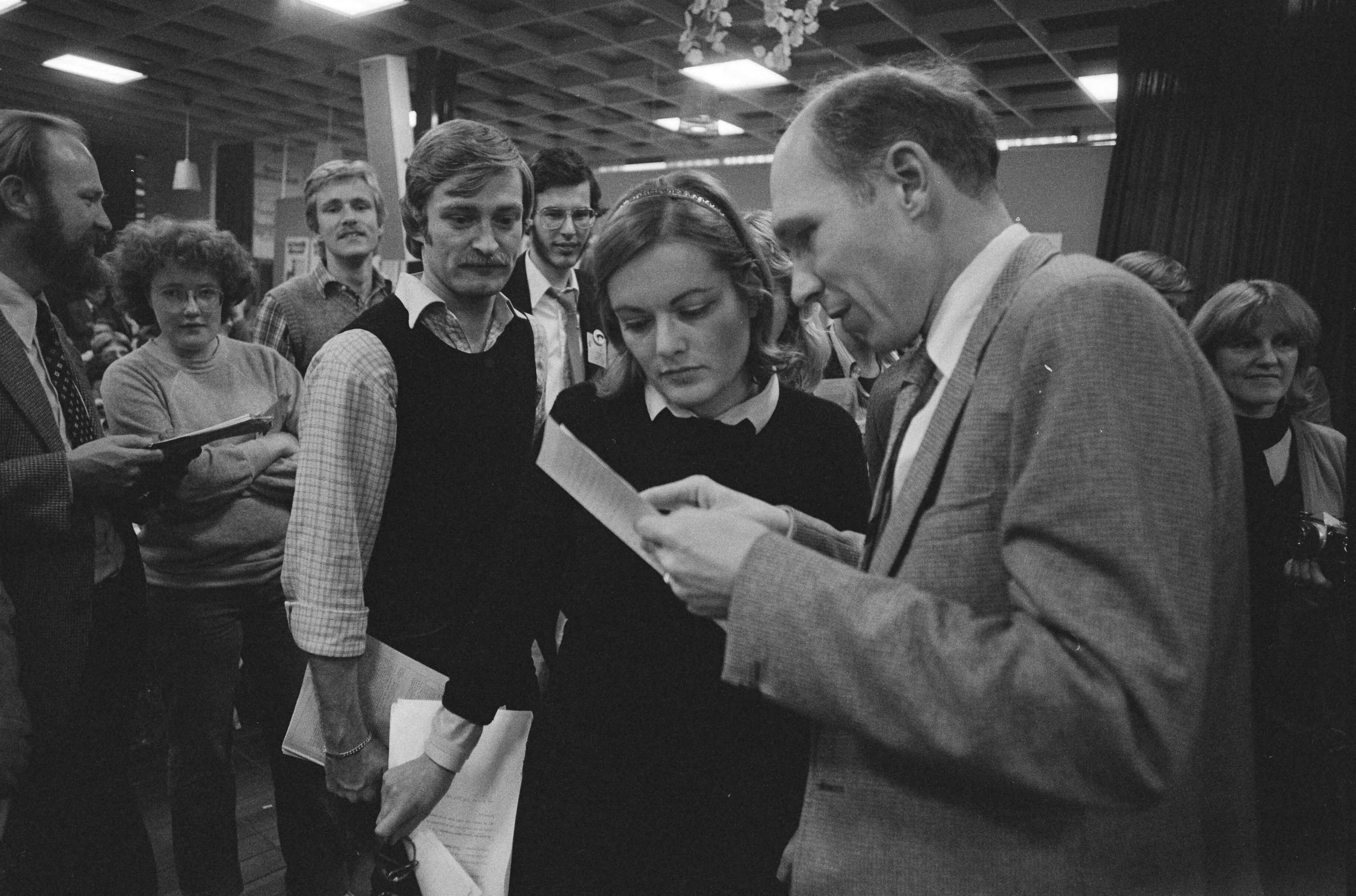 Fotocollectie Anefo — Congres D66 in Utrecht, Tommel en Bischoff — Foto: Croes, Rob C. / Anefo. Licentie: Set B: Rechtenvrij / Publiek Domein. Bron: Nationaal Archief. http://hdl.handle.net/10648/acecb328-d0b4-102d-bcf8-003048976d84