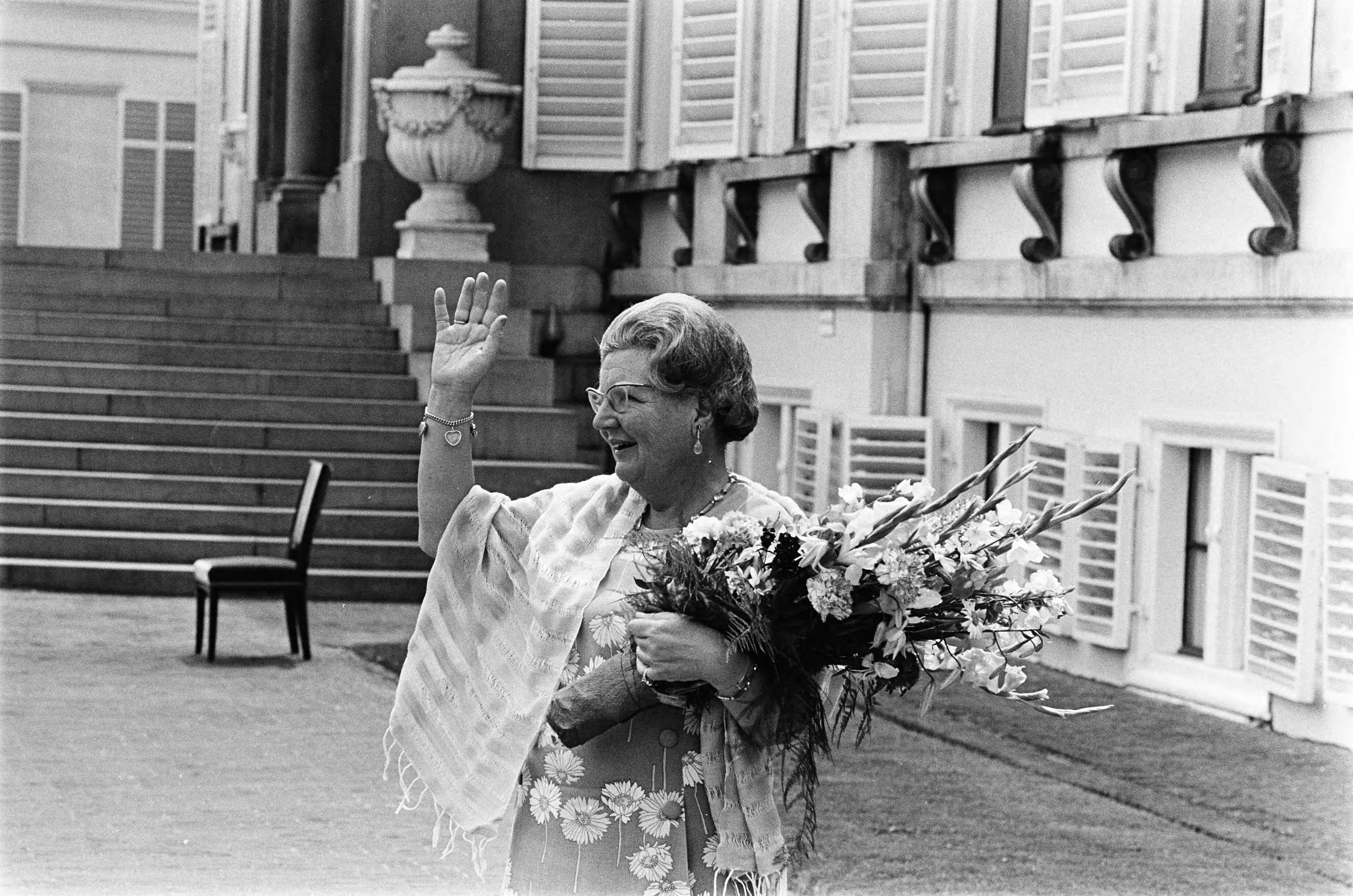 Bejaardendefilé op Paleis Soestdijk — Koningin Juliana zwaait naar het publiek — Foto: Fotograaf Onbekend / Anefo. Licentie: Set B: Rechtenvrij / Publiek Domein. Bron: Nationaal Archief. http://hdl.handle.net/10648/ab99df96-d0b4-102d-bcf8-003048976d84