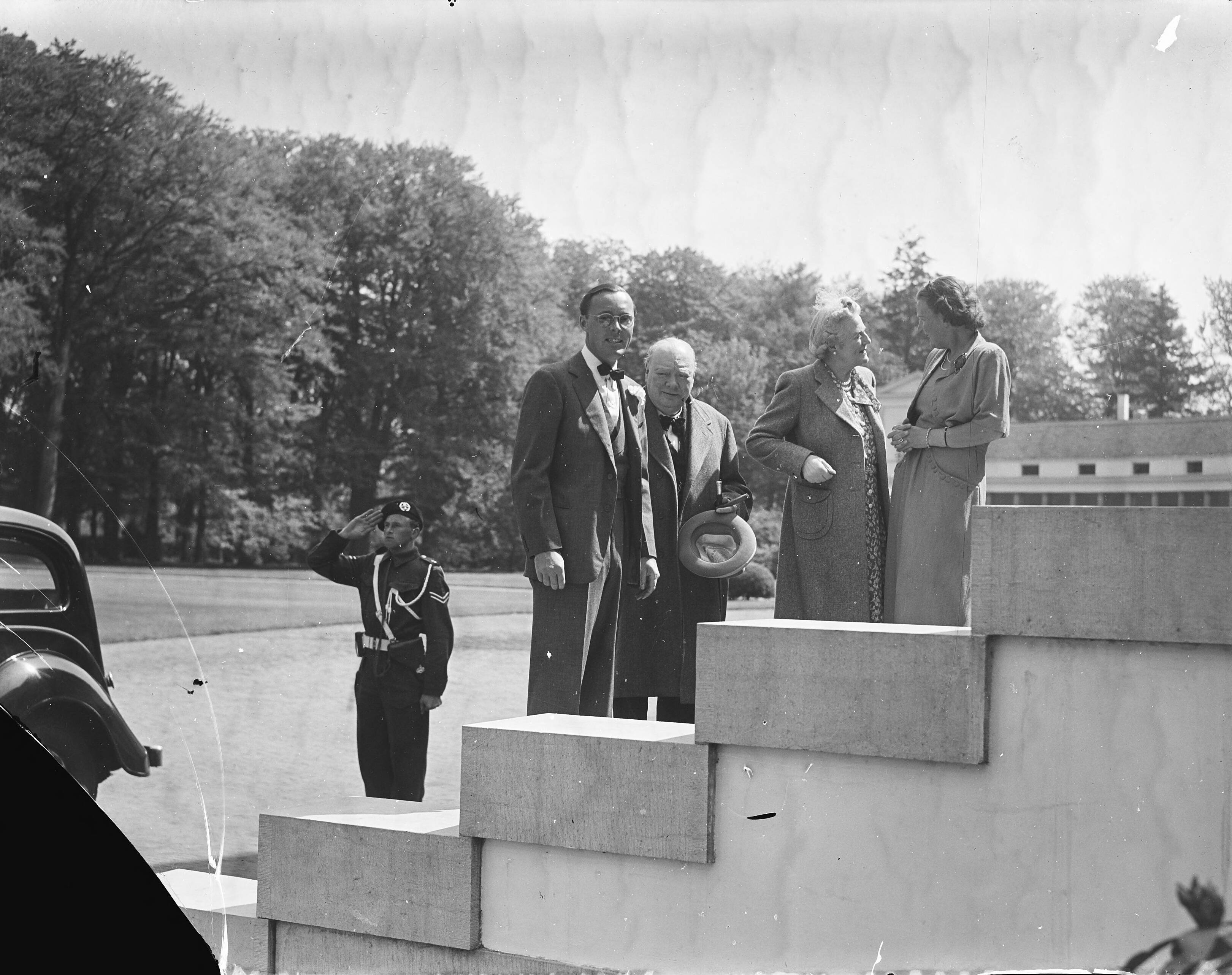 Fotocollectie Anefo — Churchill op Paleis Soestdijk — Foto: Oorschot, […] van / Anefo. Licentie: Set B: Rechtenvrij / Publiek Domein. Bron: Nationaal Archief. http://hdl.handle.net/10648/a8b67da2-d0b4-102d-bcf8-003048976d84