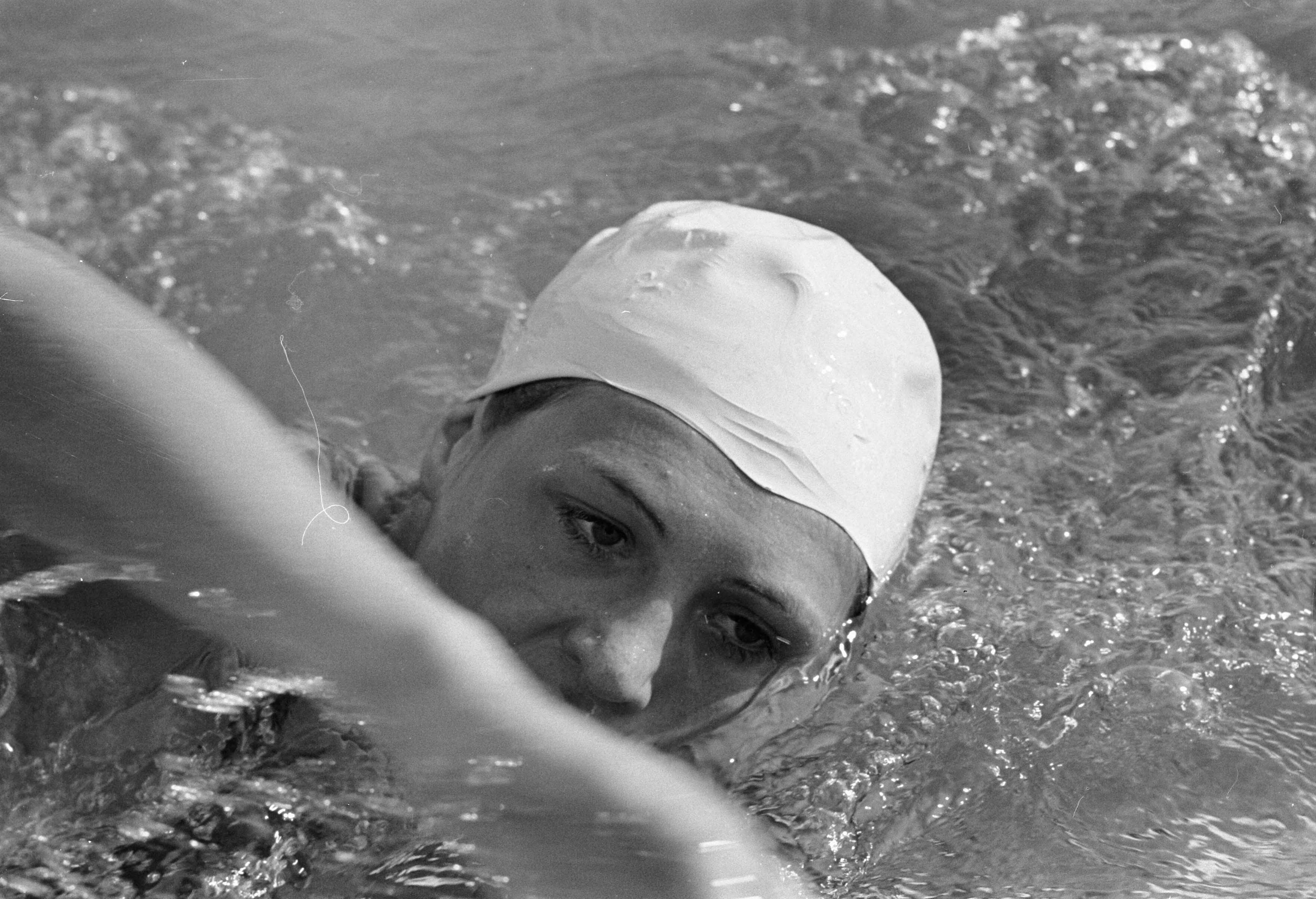 Fotocollectie Anefo — Europese Zwemkampioenschappen te Utrecht, Rita Schumache Oost Duitsland in aktie — Foto: Kroon, Ron / Anefo. Licentie: Set B: Rechtenvrij / Publiek Domein. Bron: Nationaal Archief. http://hdl.handle.net/10648/aaf74722-d0b4-102d-bcf8-003048976d84