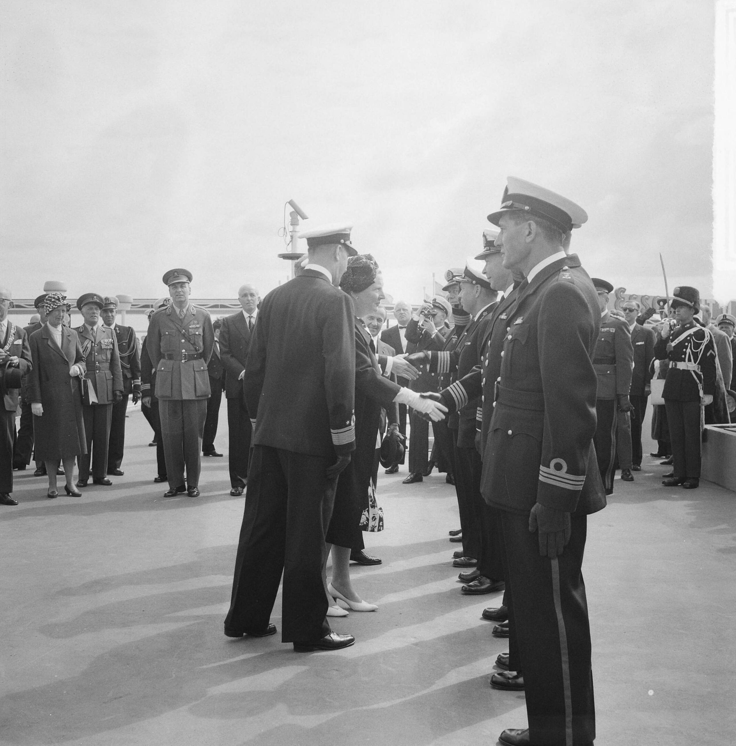 Fotocollectie Anefo — Vlootschouw Scheveningen. Voorstellen van officieren aan koningin Juliana en prins Bernhard — Foto: Lindeboom, Henk / Anefo. Licentie: Set B: Rechtenvrij / Publiek Domein. Bron: Nationaal Archief. http://hdl.handle.net/10648/a9dbc9bc-d0b4-102d-bcf8-003048976d84