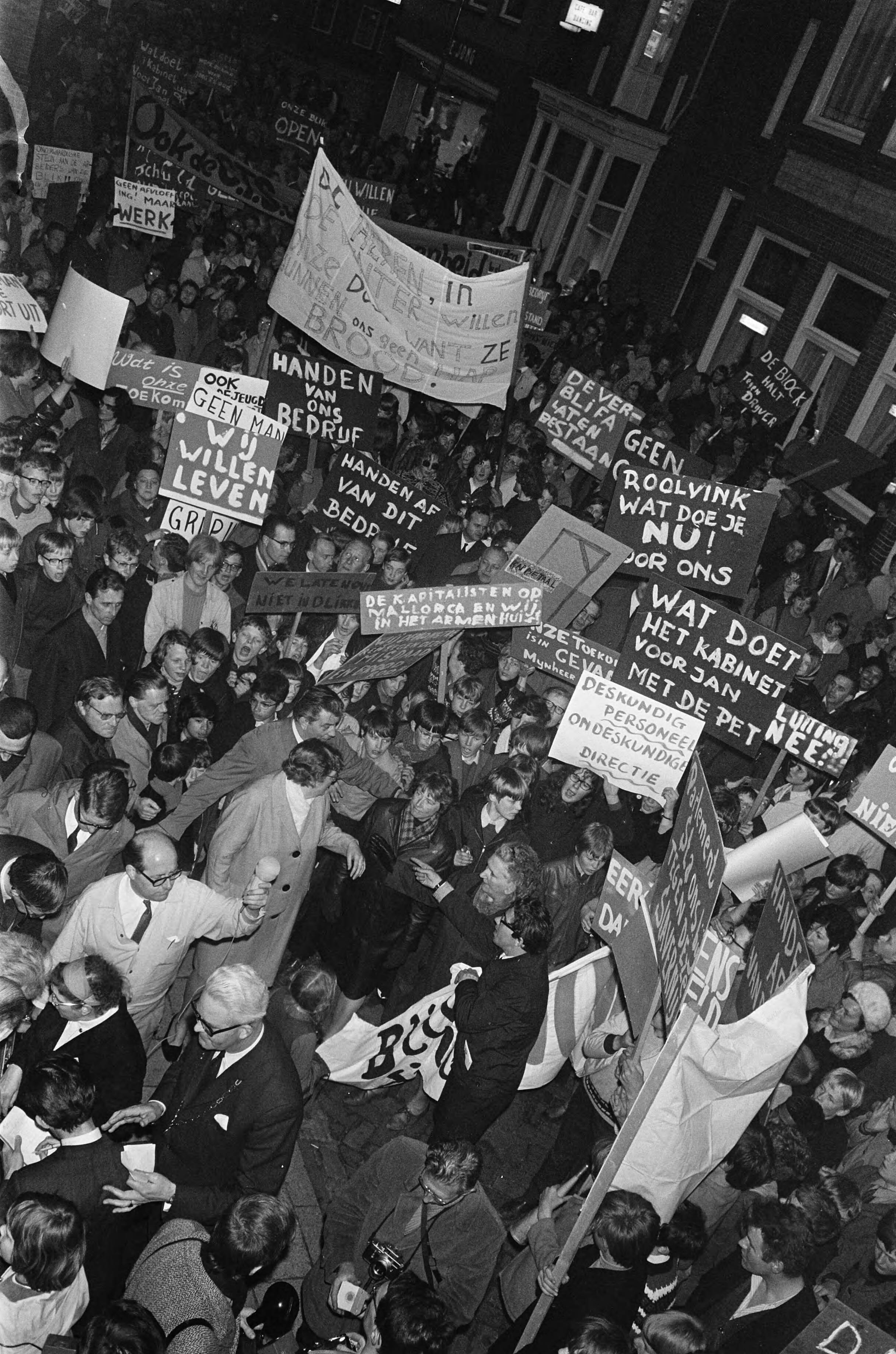 Fotocollectie Anefo — Demonstratie van huismoeders te Krommenie tegen de voorgenomen sluiting van de fabriek van Thomassen Drijver en Verblifa — Foto: Koch, Eric / Anefo. Licentie: Set B: Rechtenvrij / Publiek Domein. Bron: Nationaal Archief. http://hdl.handle.net/10648/ab66536a-d0b4-102d-bcf8-003048976d84