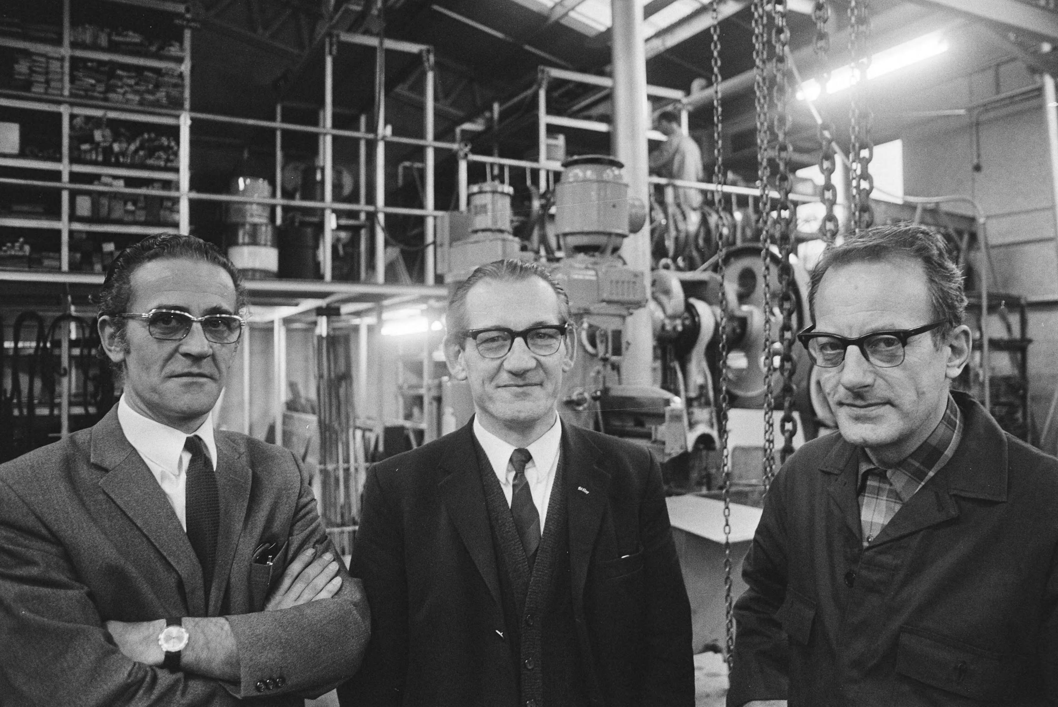 Fotocollectie Anefo — Ex-werknemers blikfabriek Thomassen en Drijver-Verblifa Krommenie, hebben eigen fabriek "Gereedschapsmakerij de Acht" — Foto: Mieremet, Rob / Anefo. Licentie: Set B: Rechtenvrij / Publiek Domein. Bron: Nationaal Archief. http://hdl.handle.net/10648/ababd1ba-d0b4-102d-bcf8-003048976d84