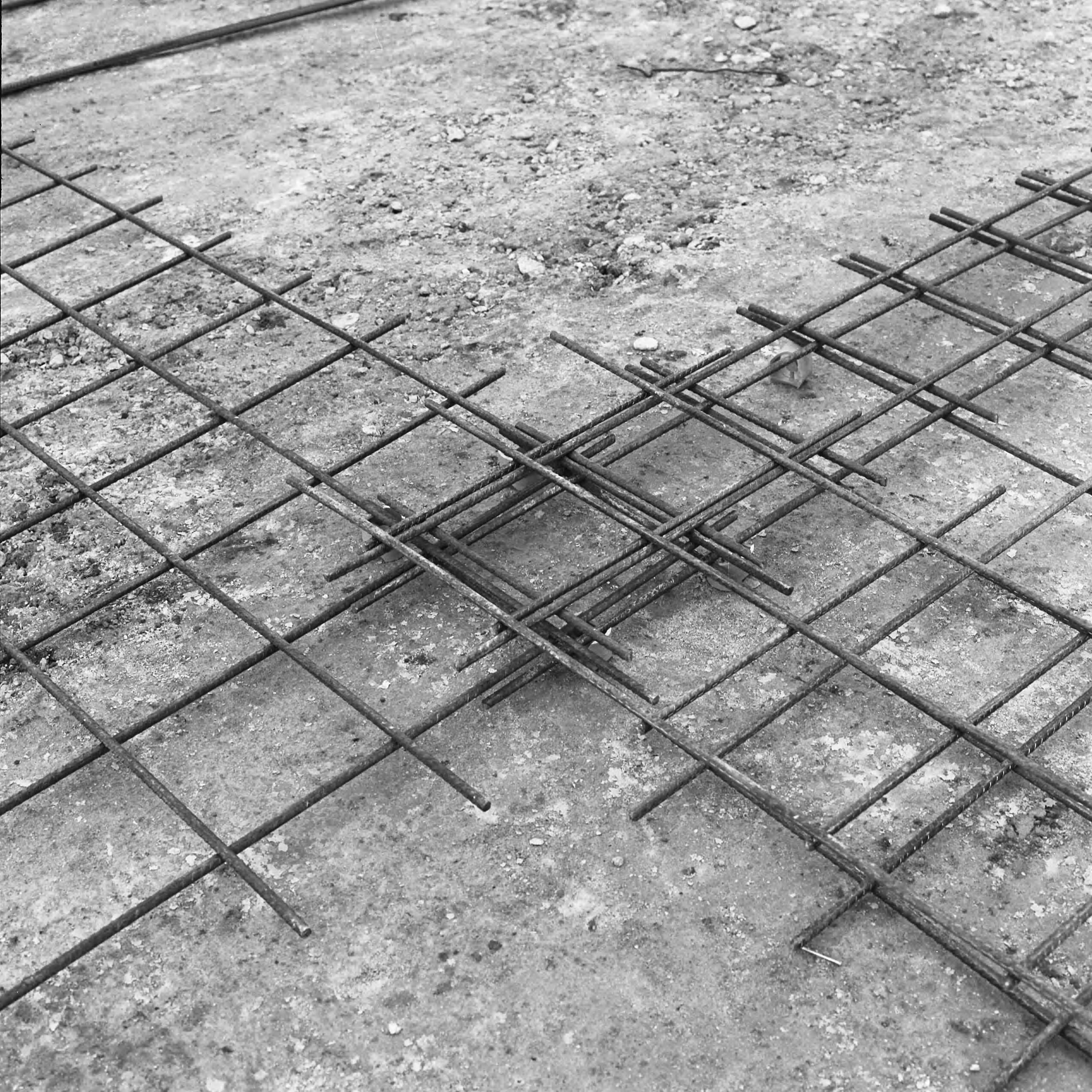 Fotocollectie Nederlandse Heidemaatschappij — Betonwapening voor de bouw van het zwembad te Scherpenzeel (afd. constructie AA) — Foto: Fotograaf Onbekend / Heidemij. Licentie: Set B: Rechtenvrij / Publiek Domein. Bron: Nationaal Archief. http://hdl.handle.net/10648/ae832f46-d0b4-102d-bcf8-003048976d84