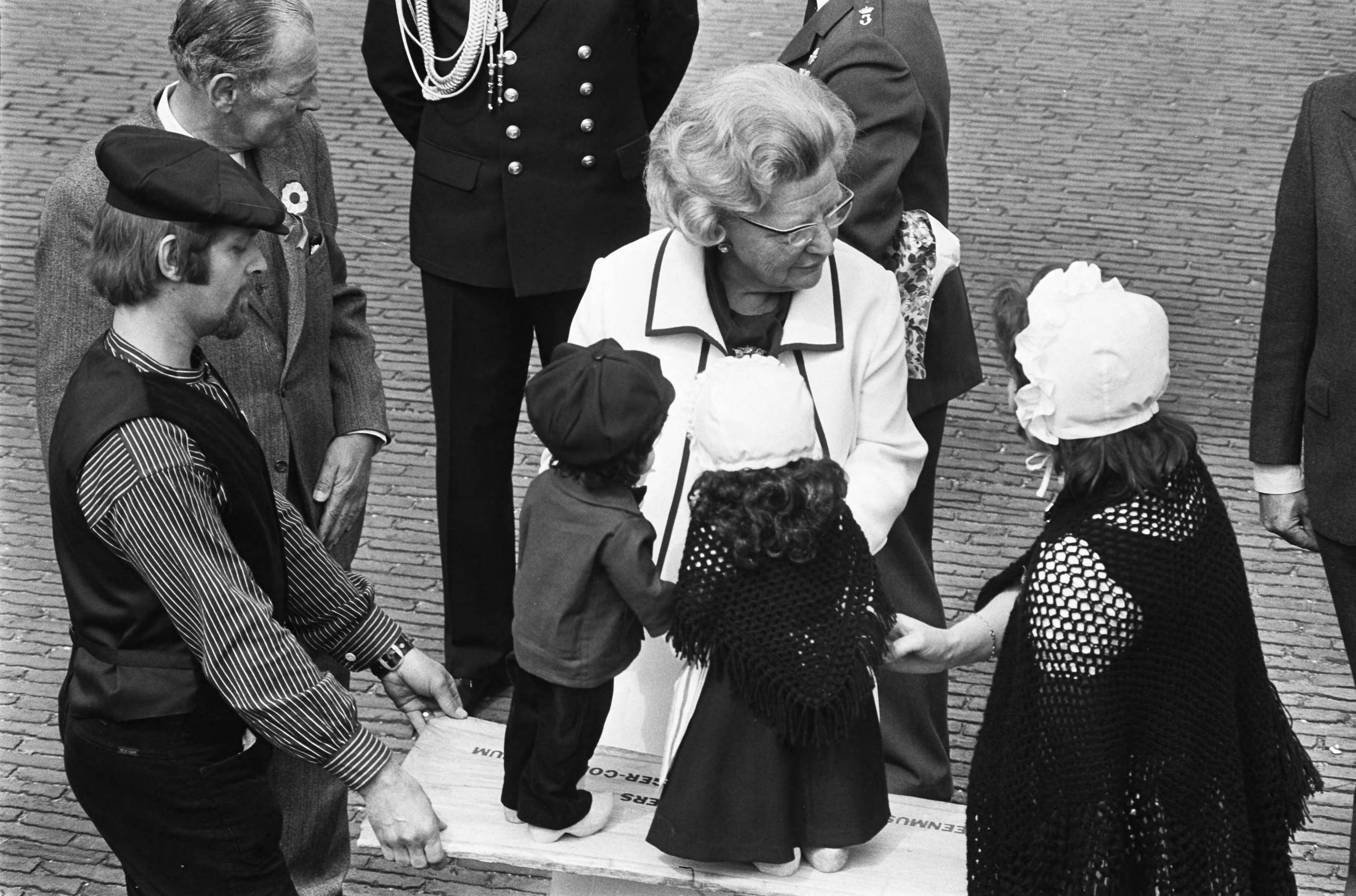 Defilé Paleis Soestdijk — Koningin Juliana in gesprek met deelnemers aan het defilé — Foto: Verhoeff, Bert / Anefo. Licentie: Set B: Rechtenvrij / Publiek Domein. Bron: Nationaal Archief. http://hdl.handle.net/10648/ac67b0f6-d0b4-102d-bcf8-003048976d84