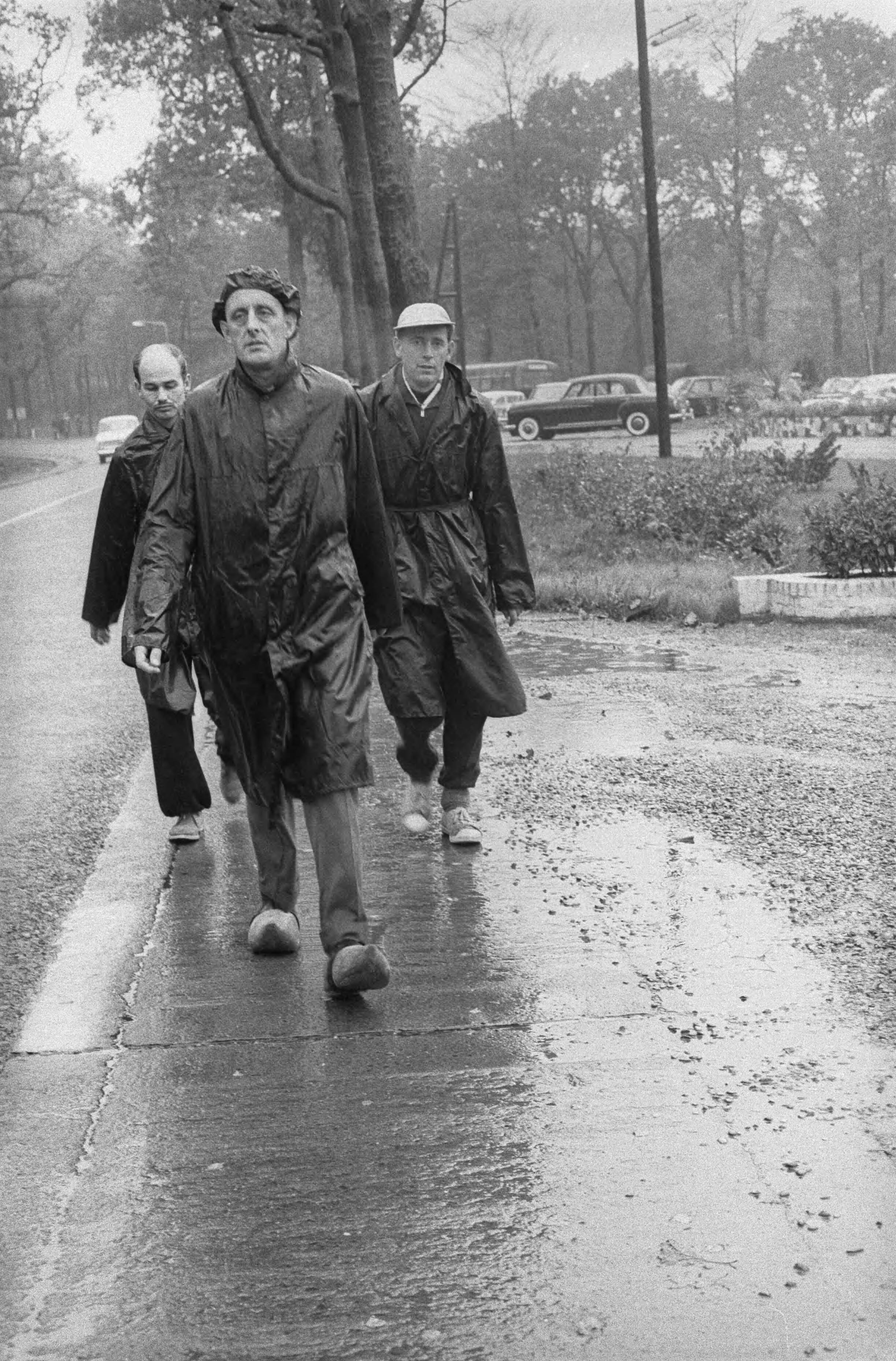 Fotocollectie Anefo — Wandelmars Parijs- Amsterdam, de heer Doornekamp uit Amersfoort loopt de tocht op klompen — Foto: Pot, Harry / Anefo. Licentie: Set B: Rechtenvrij / Publiek Domein. Bron: Nationaal Archief. http://hdl.handle.net/10648/aa7e4ee4-d0b4-102d-bcf8-003048976d84
