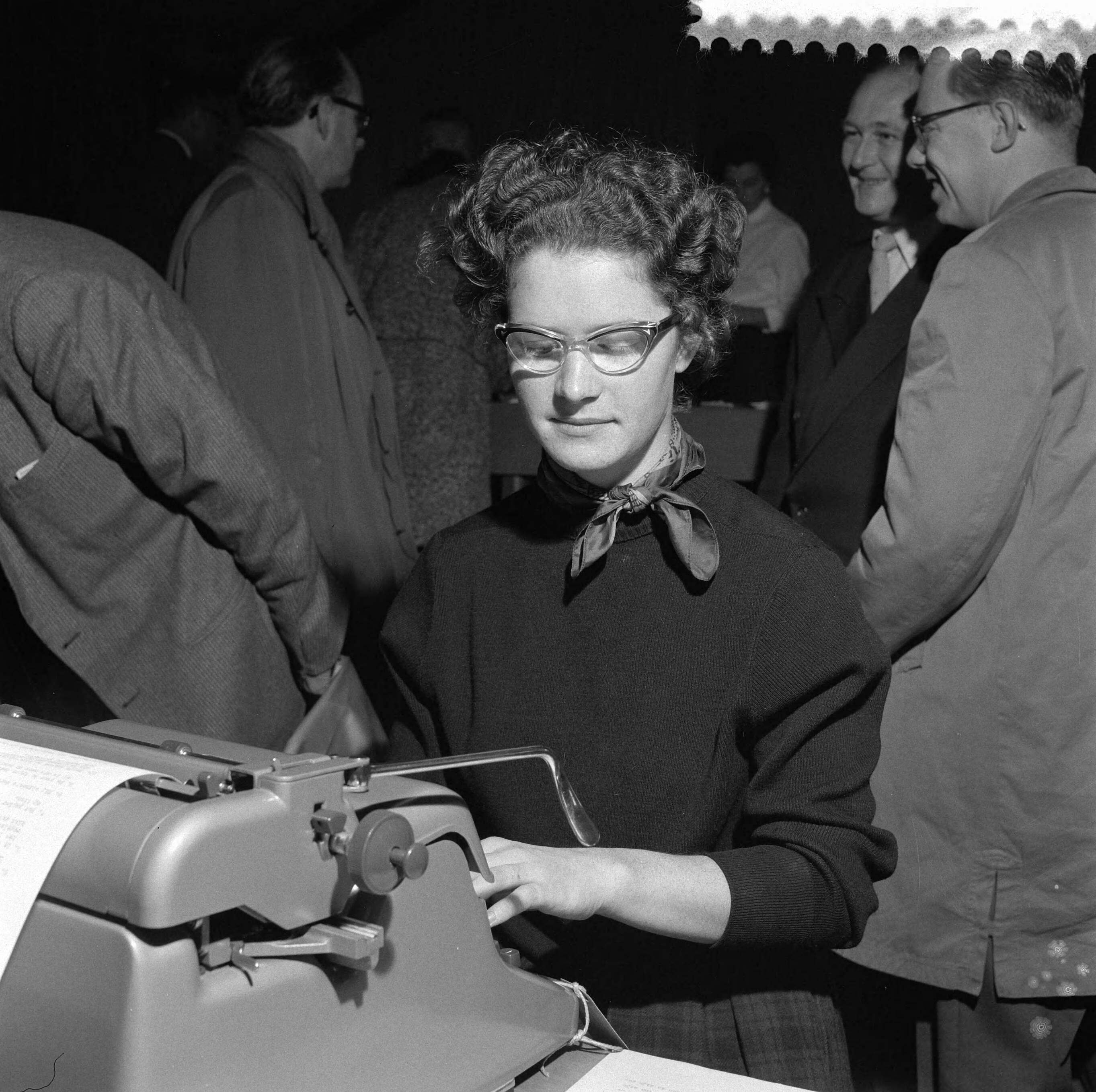 Fotocollectie Anefo — Kampioenschap machineschrijven in de Houtrusthal in Den Haag — Foto: Behrens, Herbert F. / Anefo. Licentie: Set B: Rechtenvrij / Publiek Domein. Bron: Nationaal Archief. http://hdl.handle.net/10648/a96b2b26-d0b4-102d-bcf8-003048976d84