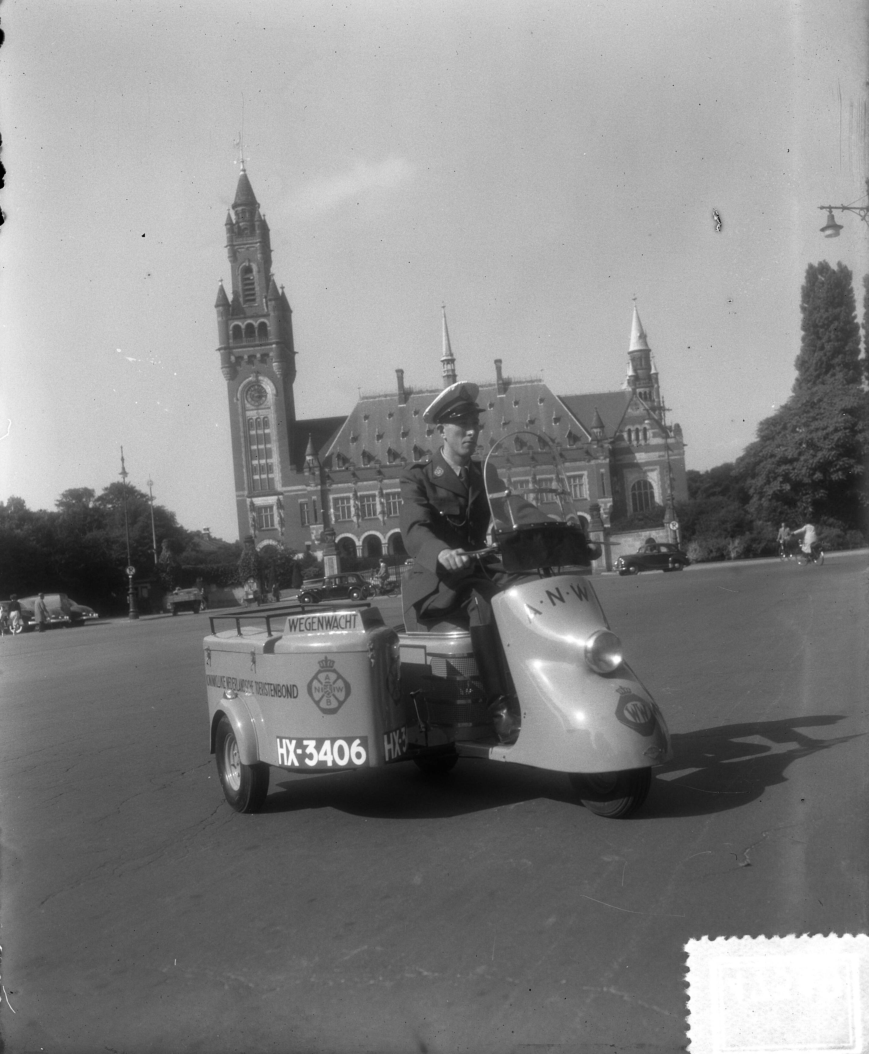 Scooter voor de Wegenwacht van de ANWB — Scooter voor de Wegenwacht van de ANWB. Voorlopig zal een scooter op de weg Rotterdam-Den Haag en Rotterdam-Gouda rijden. Deze scooter is speciaal voor de ANWB gemaakt en bezit een zwaardere motor n.l. 200cc dan de normale scooters — Foto: Duinen, H. van / Anefo. Licentie: Set B: Rechtenvrij / Publiek Domein. Bron: Nationaal Archief. http://hdl.handle.net/10648/a8ee8e68-d0b4-102d-bcf8-003048976d84