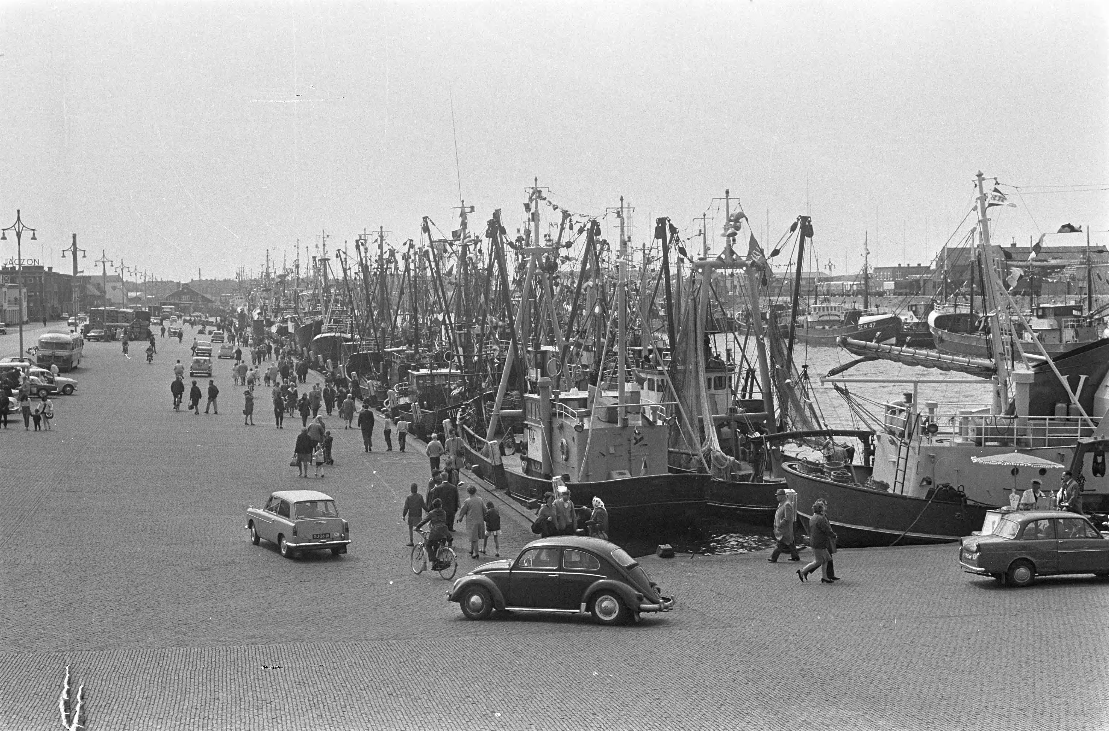 Fotocollectie Anefo — Vlaggetjesdag in Scheveningen — Foto: Koch, Eric / Anefo. Licentie: Set B: Rechtenvrij / Publiek Domein. Bron: Nationaal Archief. http://hdl.handle.net/10648/ab1948ea-d0b4-102d-bcf8-003048976d84
