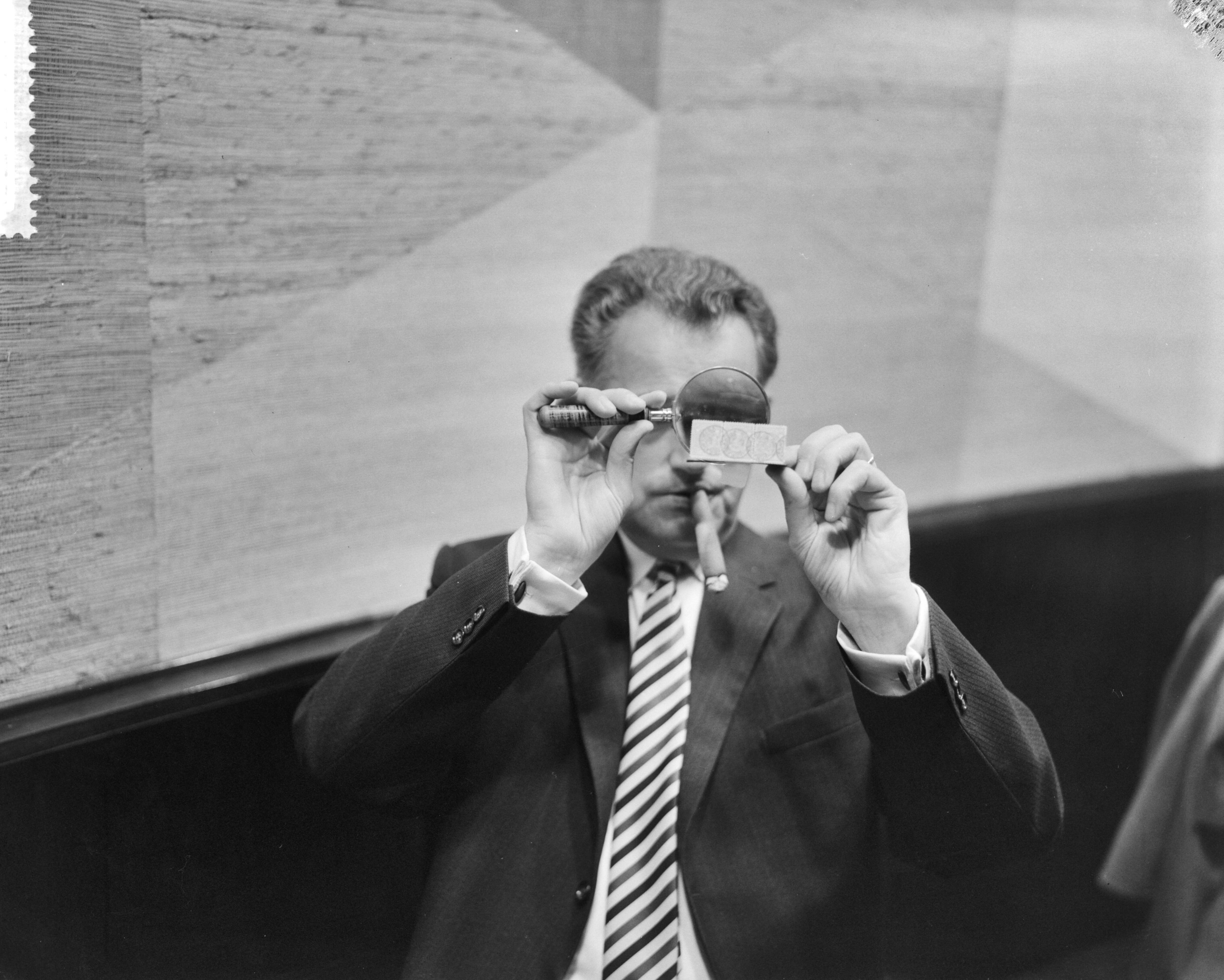 Fotocollectie Anefo — Postzegelveiling in Hotel Centraal te Den Haag — Foto: Behrens, Herbert F. / Anefo. Licentie: Set B: Rechtenvrij / Publiek Domein. Bron: Nationaal Archief. http://hdl.handle.net/10648/a9bae4d6-d0b4-102d-bcf8-003048976d84