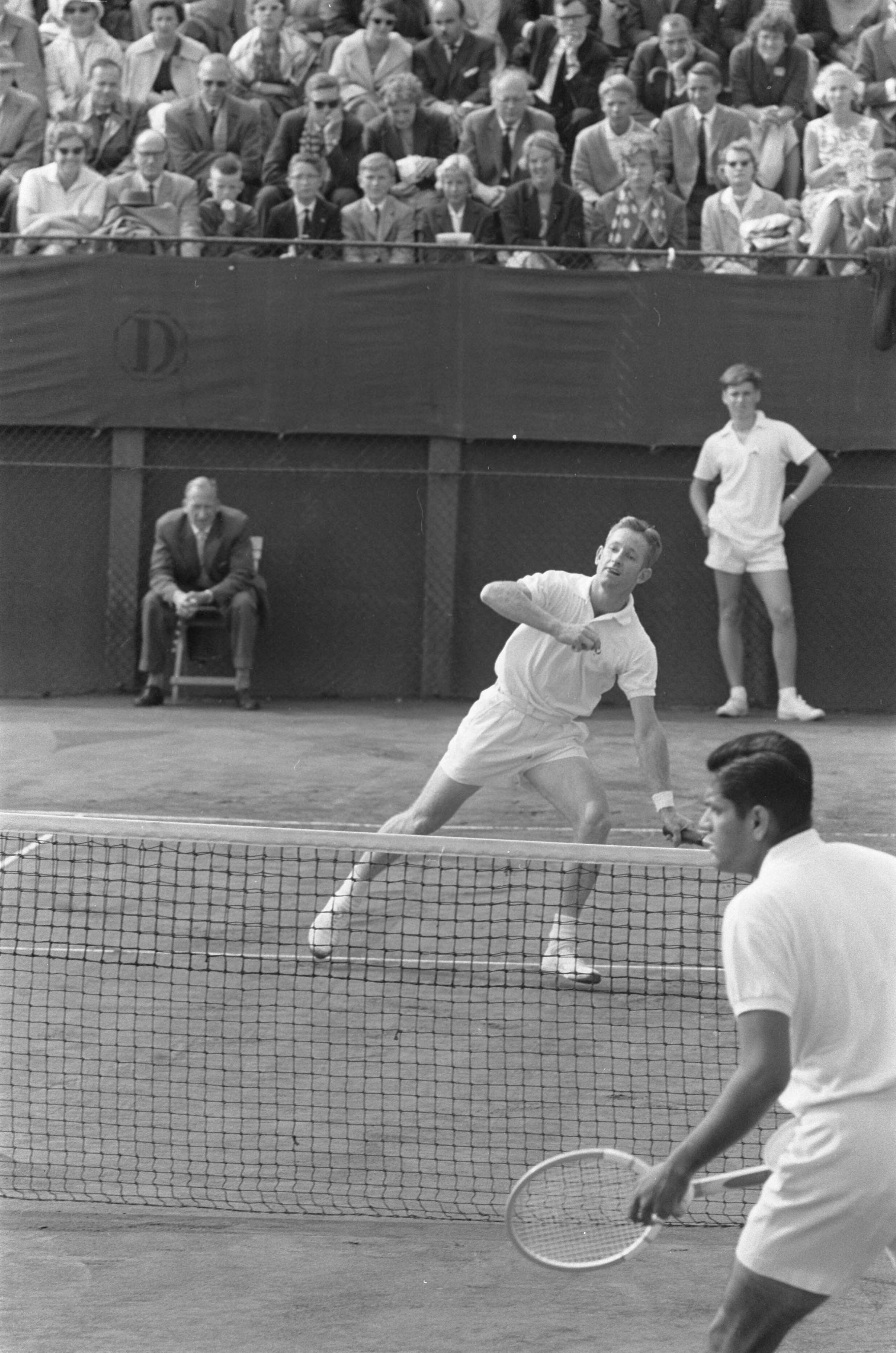 Fotocollectie Anefo — Wimbledonspelers spelen demonstratiepartijen tennis op de METS-banen te Scheveningen. Rod Laver tegen Krishnan (3-6, 6-4, 8-10) — Foto: Pot, Harry / Anefo. Licentie: Set B: Rechtenvrij / Publiek Domein. Bron: Nationaal Archief. http://hdl.handle.net/10648/a9dbd66e-d0b4-102d-bcf8-003048976d84