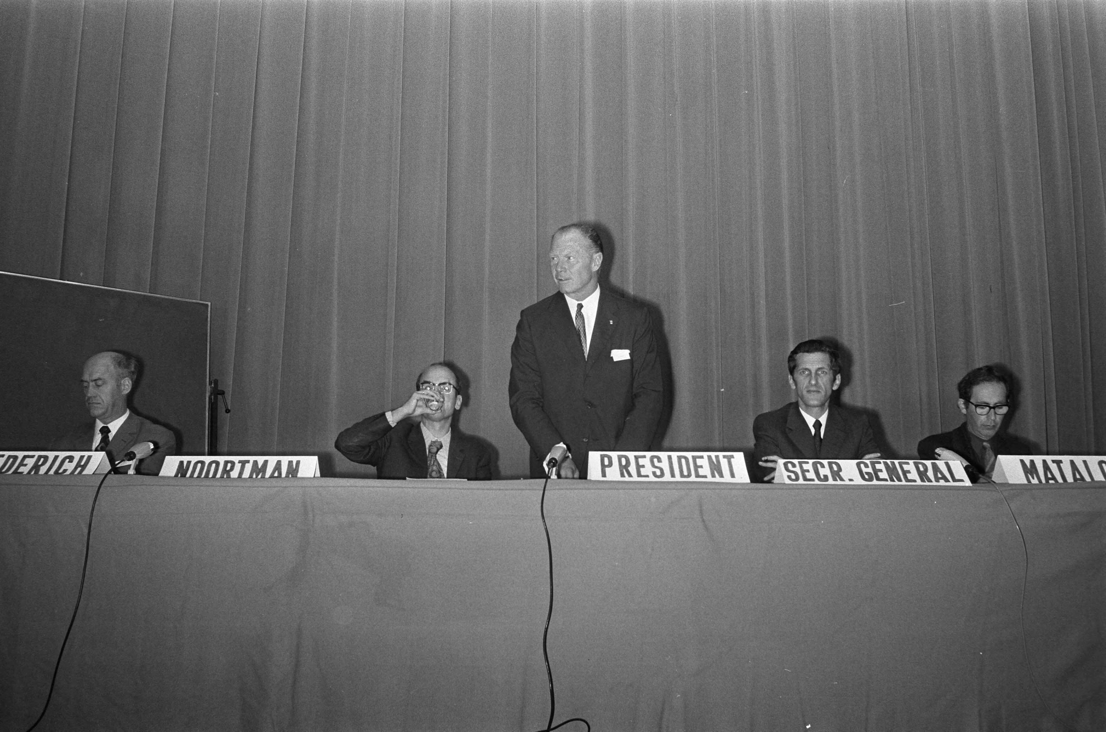 Fotocollectie Anefo — Minister Drees ( Verkeer en Waterstaat ) opent Wetenschappelijk Symposium in Congresgebouw, Den Haag — Foto: Peters, Hans / Anefo. Licentie: Set B: Rechtenvrij / Publiek Domein. Bron: Nationaal Archief. http://hdl.handle.net/10648/abd1b97a-d0b4-102d-bcf8-003048976d84