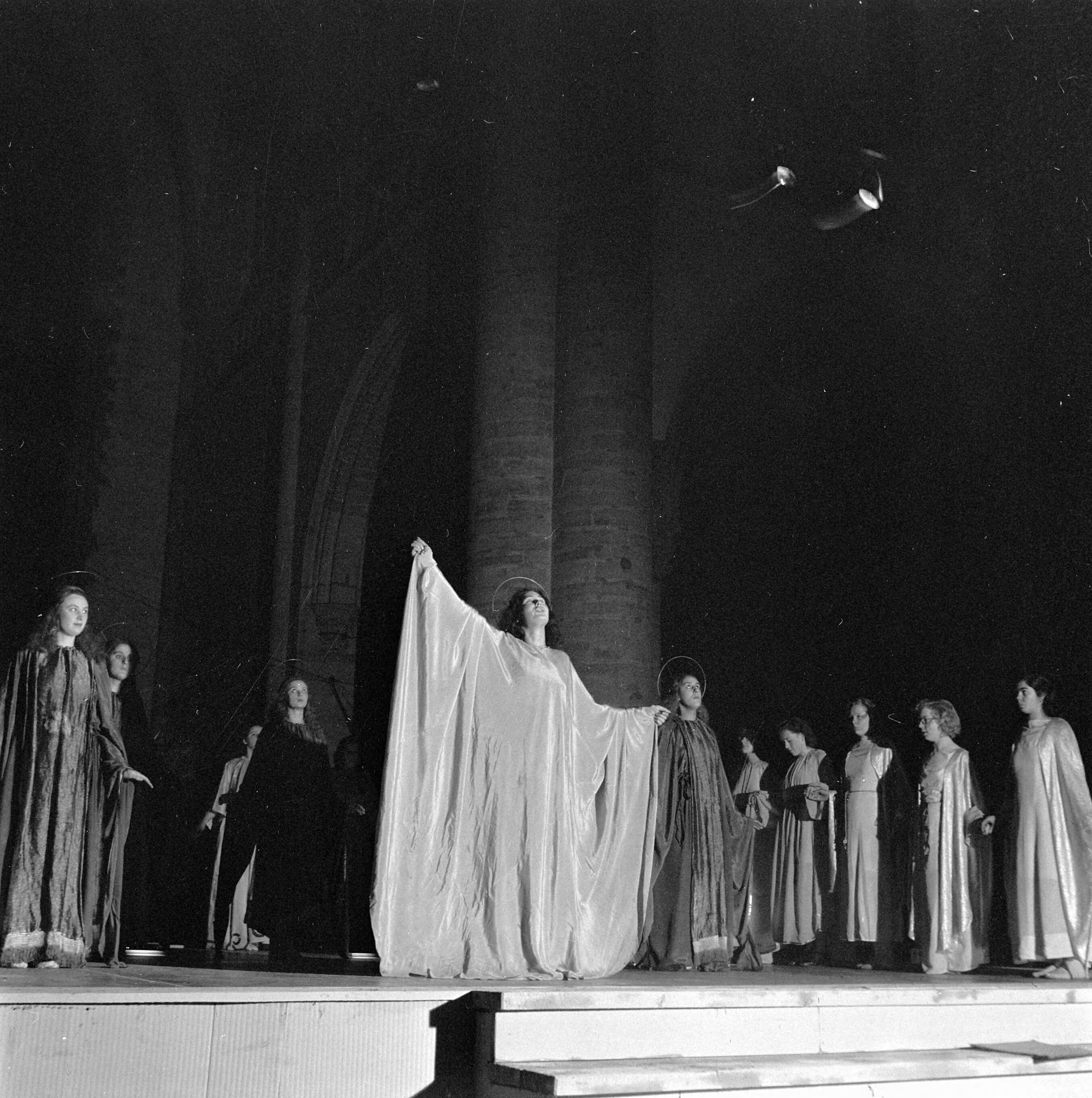 Fotocollectie Anefo — Kerstspel in de Grote of St. Bavokerk te Haarlem — Foto: Haren Noman, Theo van / Anefo. Licentie: Set B: Rechtenvrij / Publiek Domein. Bron: Nationaal Archief. http://hdl.handle.net/10648/a88ffb14-d0b4-102d-bcf8-003048976d84