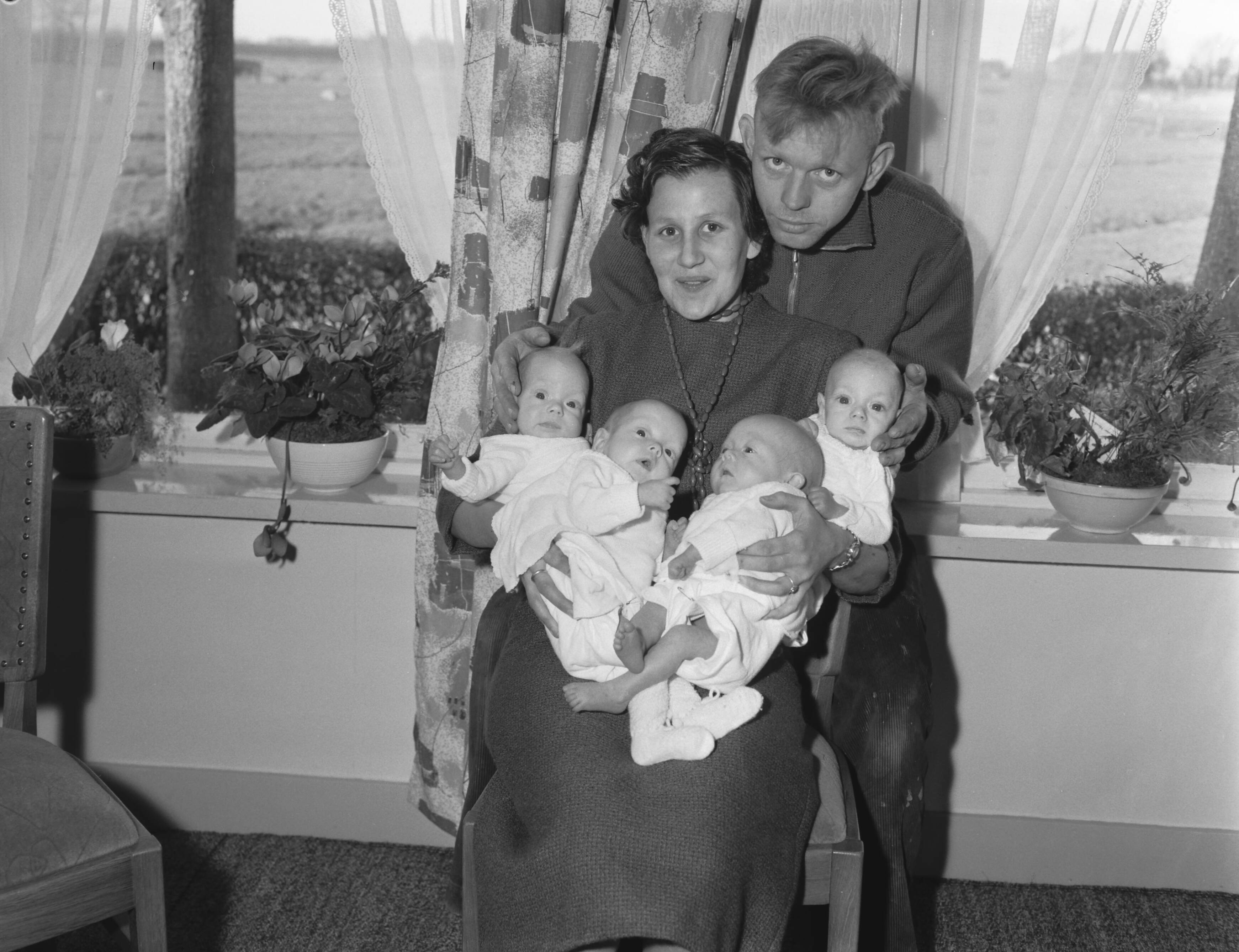Fotocollectie Anefo — Friese vierling Willem, Meindert, Dirkje en Ytje Lautenbach herenigd in de ouderlijke woning te Deinum (Fr.) — Foto: Rossem, Wim van / Anefo. Licentie: Set B: Rechtenvrij / Publiek Domein. Bron: Nationaal Archief. http://hdl.handle.net/10648/a98cab34-d0b4-102d-bcf8-003048976d84