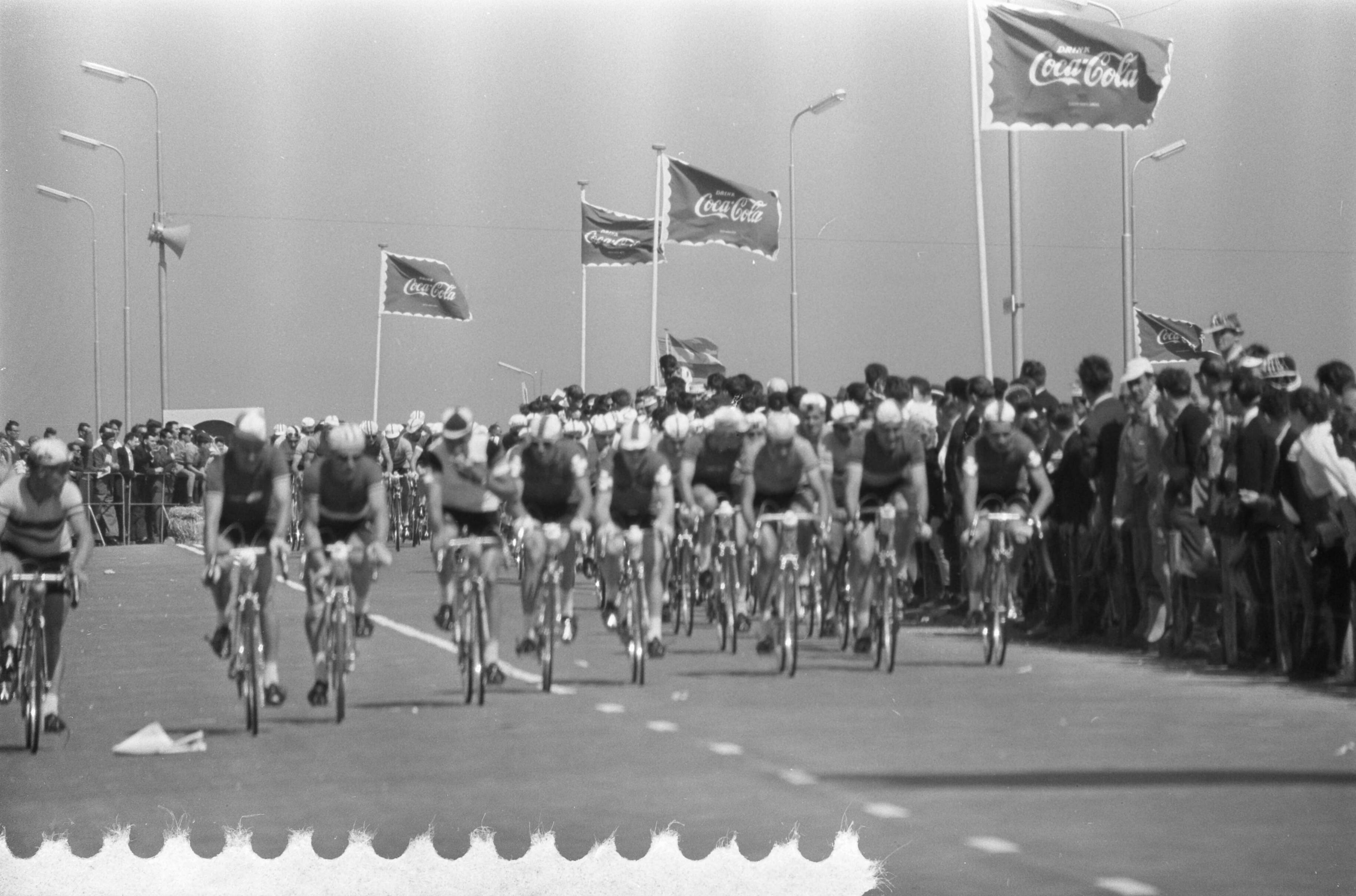 Fotocollectie Anefo — Wereldkampioenschappen wielrennen voor profs op de weg op in Zandvoort. Het peloton op de boulevard — Foto: Rossem, Wim van / Anefo. Licentie: Set B: Rechtenvrij / Publiek Domein. Bron: Nationaal Archief. http://hdl.handle.net/10648/a99b4d06-d0b4-102d-bcf8-003048976d84