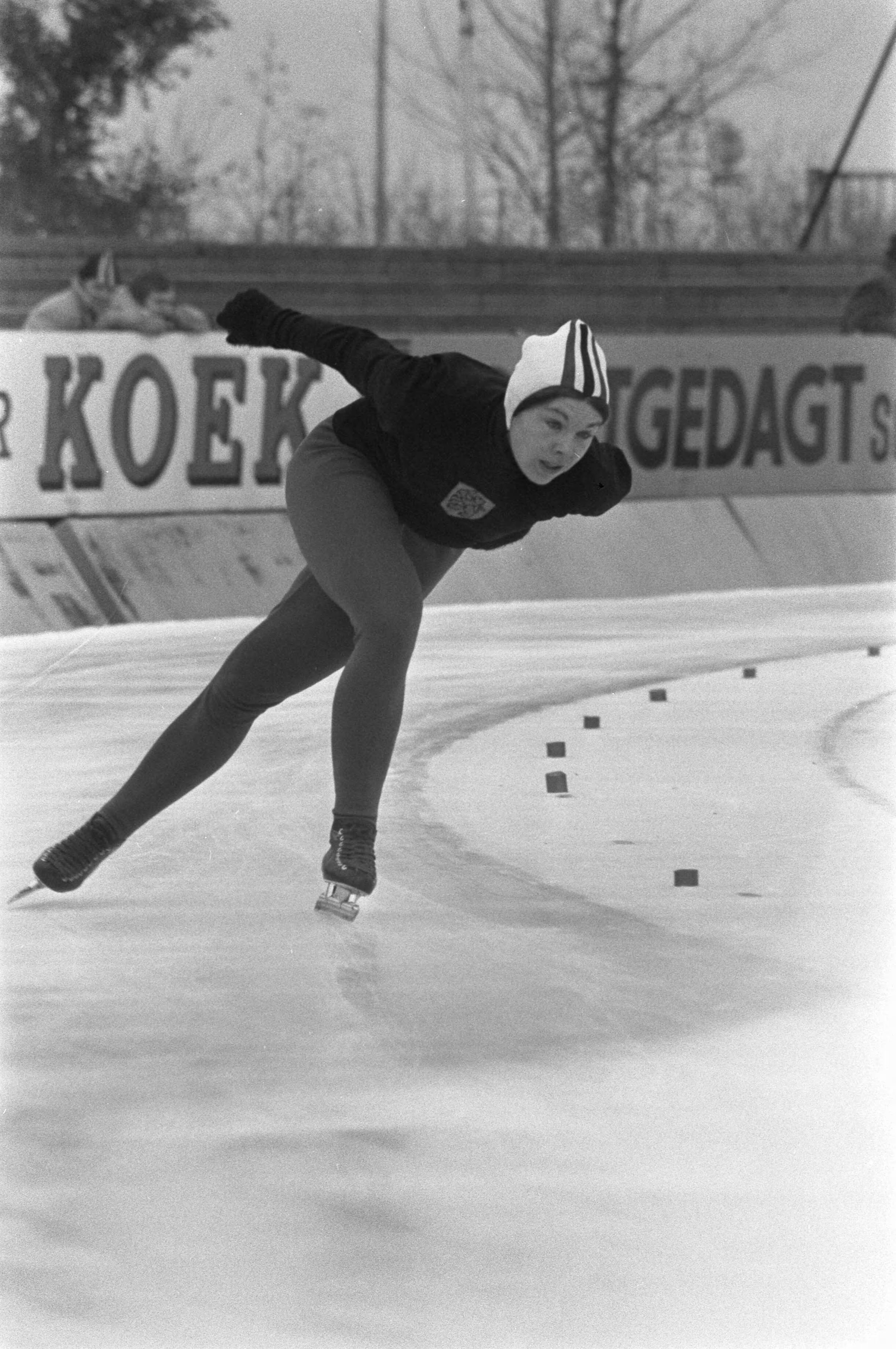 IJsselcup schaatswedstrijden Deventer — IJsselcup schaatswedstrijden Deventer [Ellie van der Brom] — Foto: Fotograaf Onbekend / Anefo. Licentie: Set B: Rechtenvrij / Publiek Domein. Bron: Nationaal Archief. http://hdl.handle.net/10648/abd813b0-d0b4-102d-bcf8-003048976d84