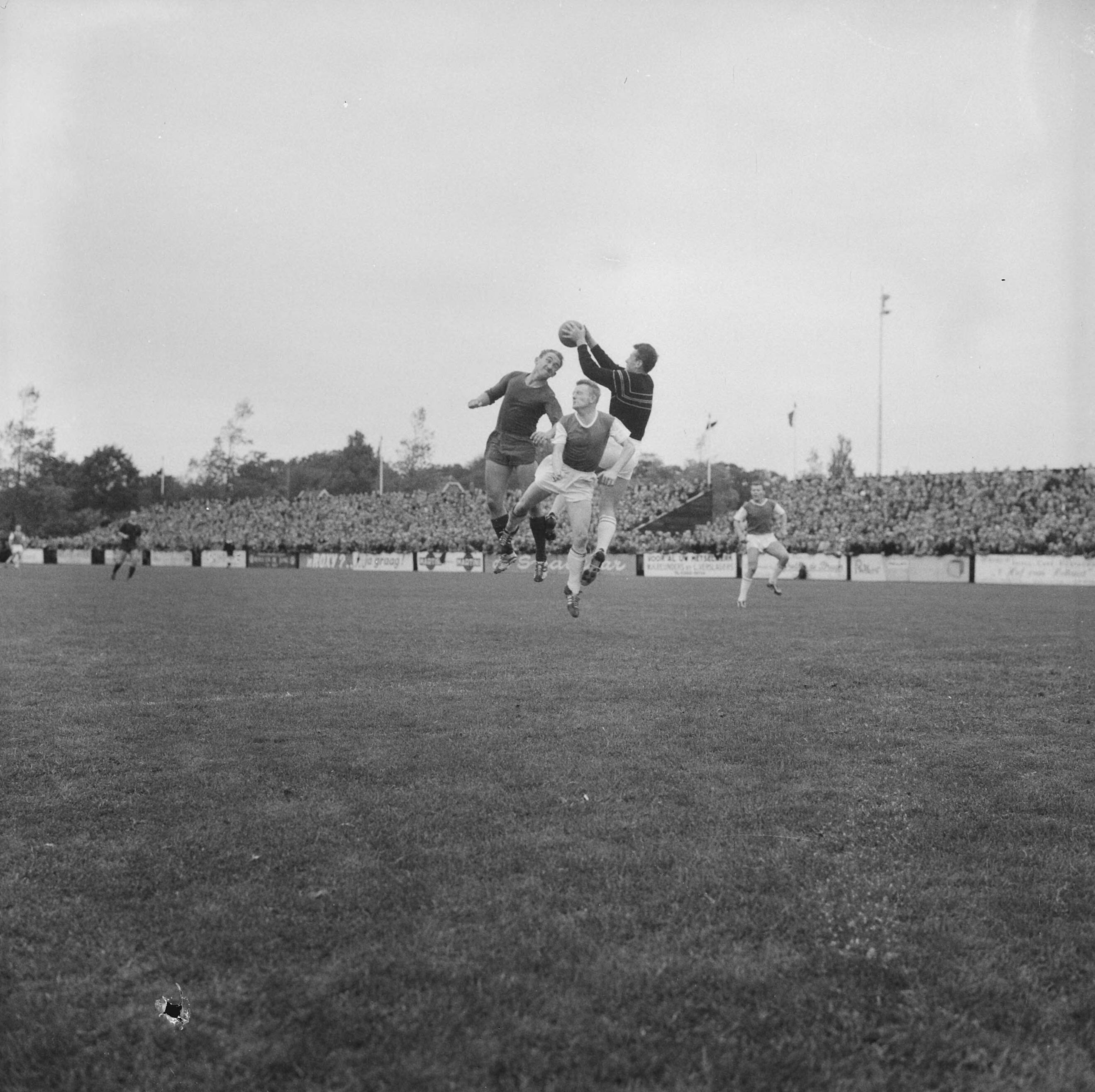 Fotocollectie Anefo — Voetbal. RHC tegen Haarlem 1-1. Spelmoment, RCH reserve-keeper Peter Huijer onderschept de bal voordat Henk Angenent (Haarlem) gevaarlijk kan worden — Foto: Koch, Eric / Anefo. Licentie: Set B: Rechtenvrij / Publiek Domein. Bron: Nationaal Archief. http://hdl.handle.net/10648/aa1978b6-d0b4-102d-bcf8-003048976d84