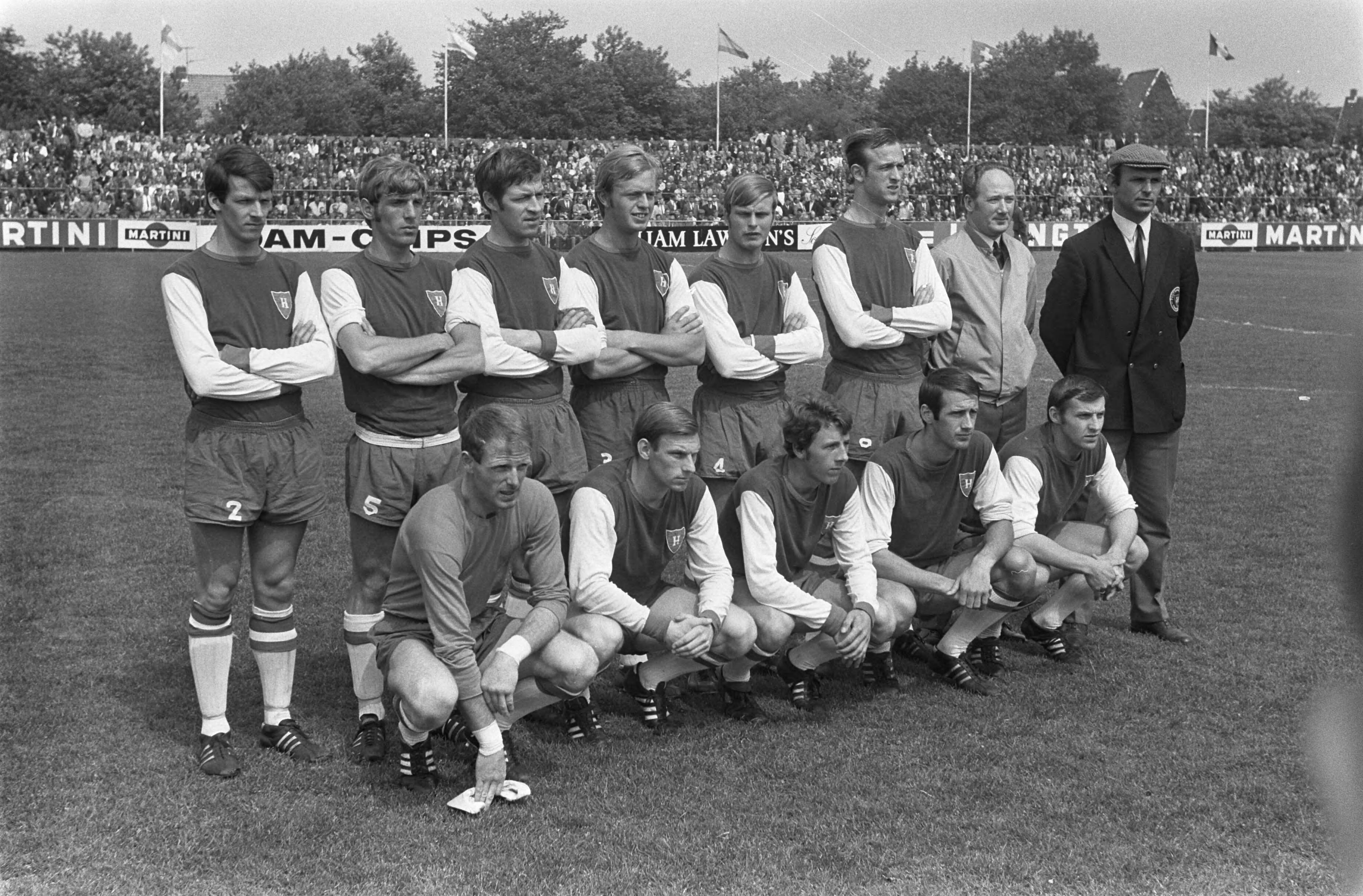 Fotocollectie Anefo — Haarlem tegen Helmond Sport 3-0, Haarlem naar de eredivis elftal Haarlem — Foto: Evers, Joost / Anefo. Licentie: Set B: Rechtenvrij / Publiek Domein. Bron: Nationaal Archief. http://hdl.handle.net/10648/ab6c57c4-d0b4-102d-bcf8-003048976d84
