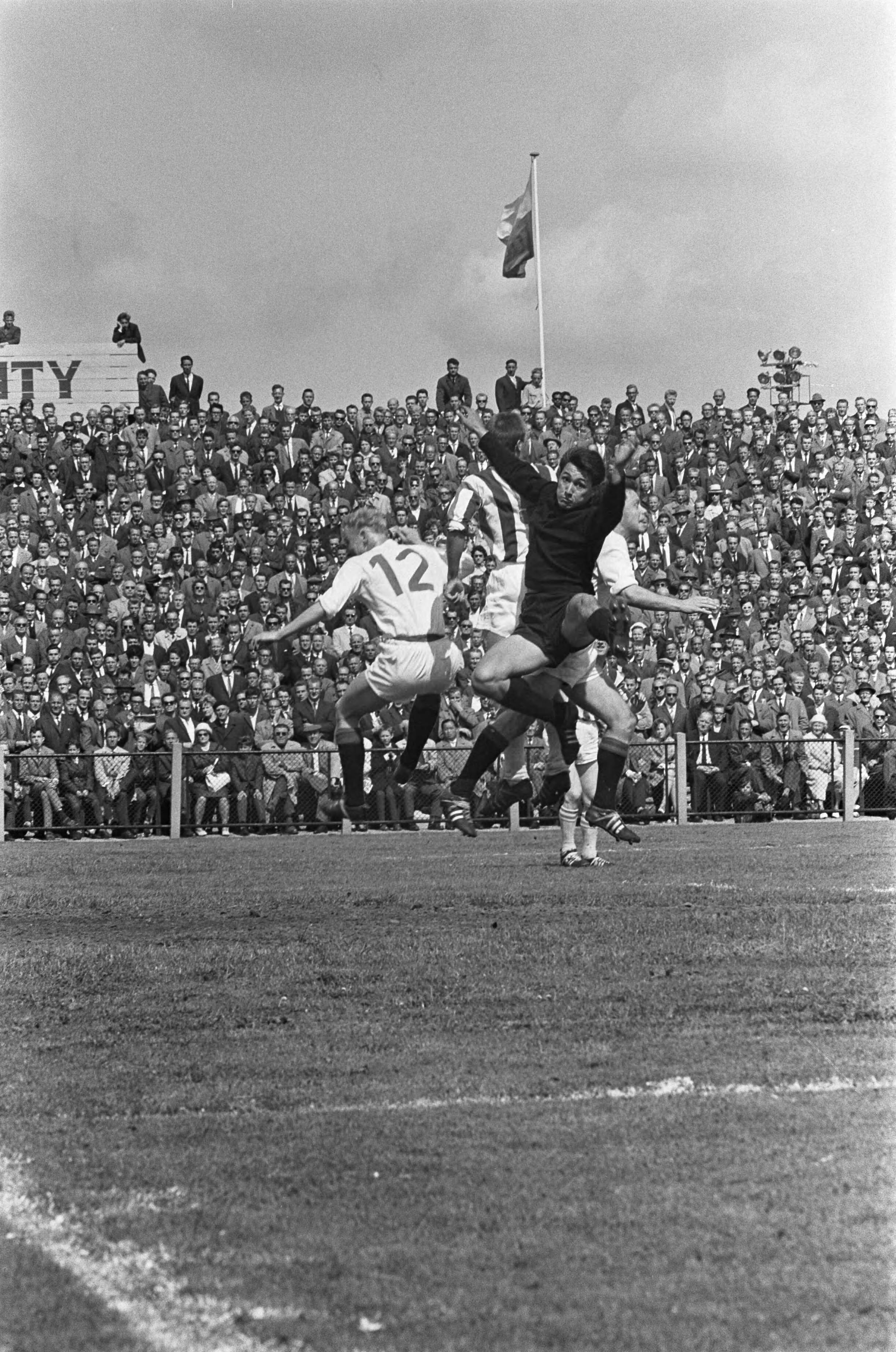 Fotocollectie Anefo — Voetbal. Willem II Bekerwinnaar door ADO met 3-0 te verslaan. Spelmoment — Foto: Nijs, Jac. de / Anefo. Licentie: Set B: Rechtenvrij / Publiek Domein. Bron: Nationaal Archief. http://hdl.handle.net/10648/aa3c0840-d0b4-102d-bcf8-003048976d84