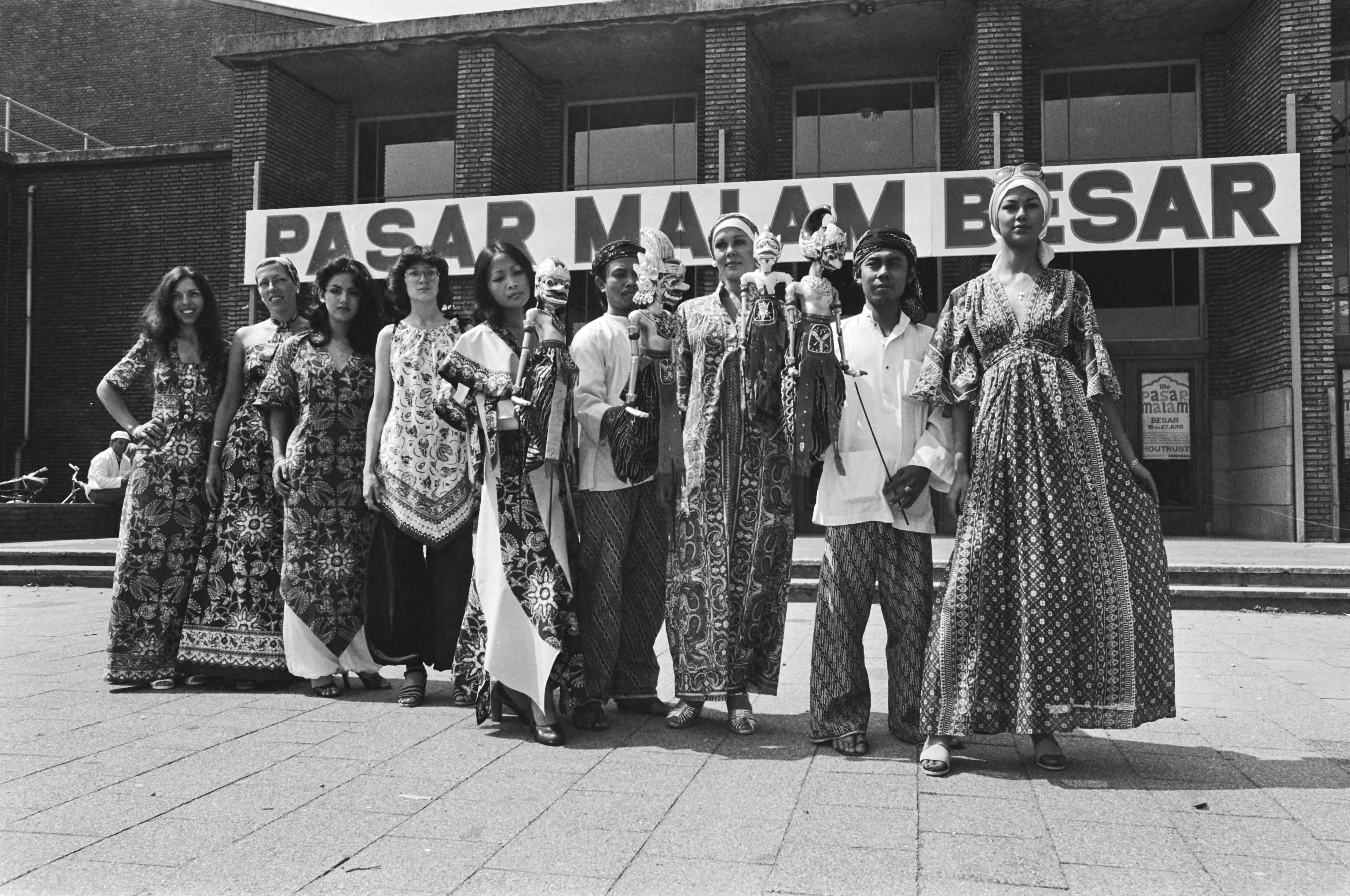 Fotocollectie Anefo — Pasar Malam geopend door ambassadeur Sutopo Yuwono Projohandoko in Den Haag , groepje Indonesische dames — Foto: Peters, Hans / Anefo. Licentie: Set B: Rechtenvrij / Publiek Domein. Bron: Nationaal Archief. http://hdl.handle.net/10648/ac86973c-d0b4-102d-bcf8-003048976d84