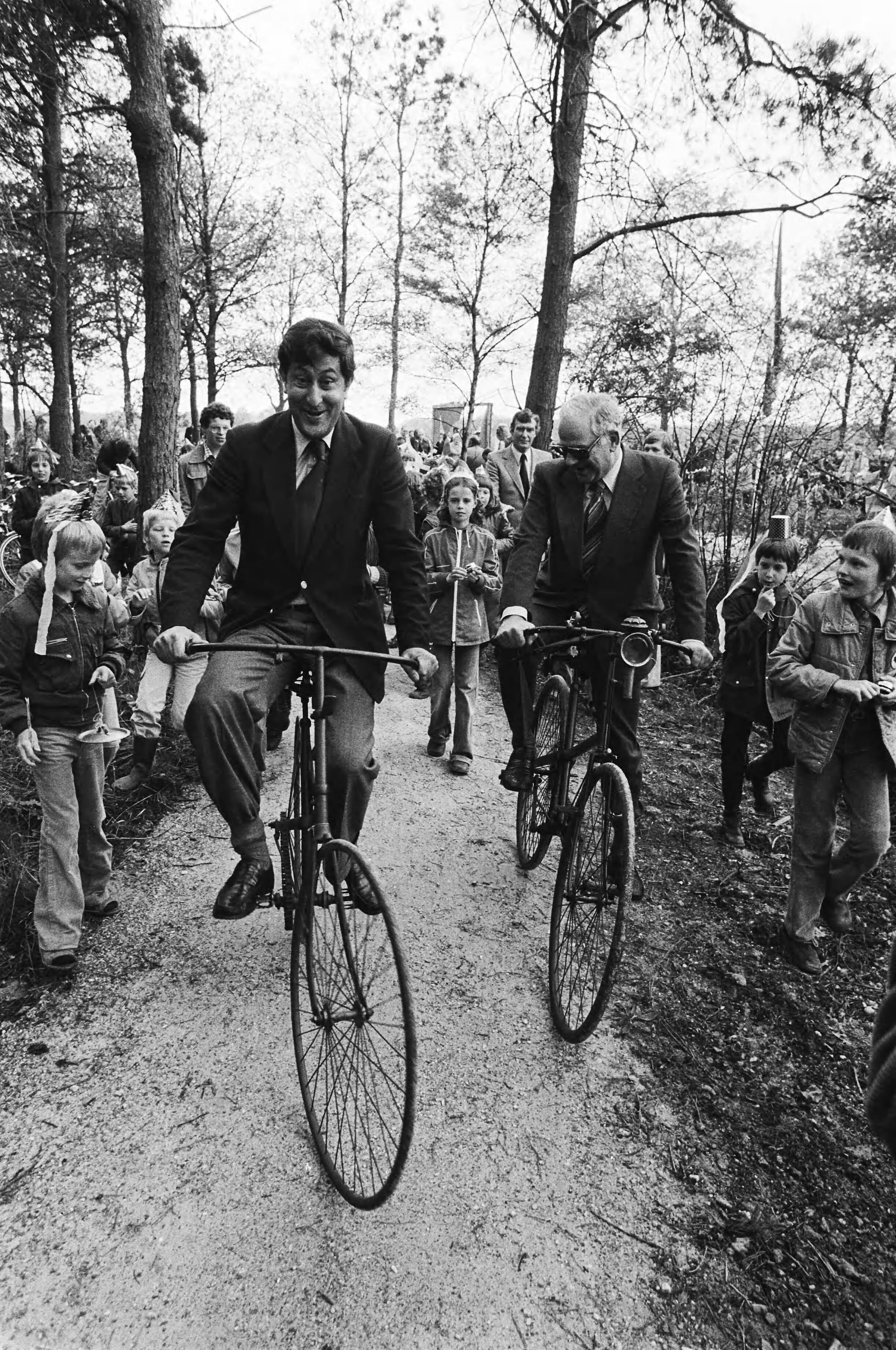 Minister v.d. Stee en staatssecretaris Wallis de Vries stellen recreatief 80 km lange fietspadenplan in Berlicum in gebruik — Op antieke fietsen — Foto: Suyk, Koen / Anefo. Licentie: Set B: Rechtenvrij / Publiek Domein. Bron: Nationaal Archief. http://hdl.handle.net/10648/acca468a-d0b4-102d-bcf8-003048976d84