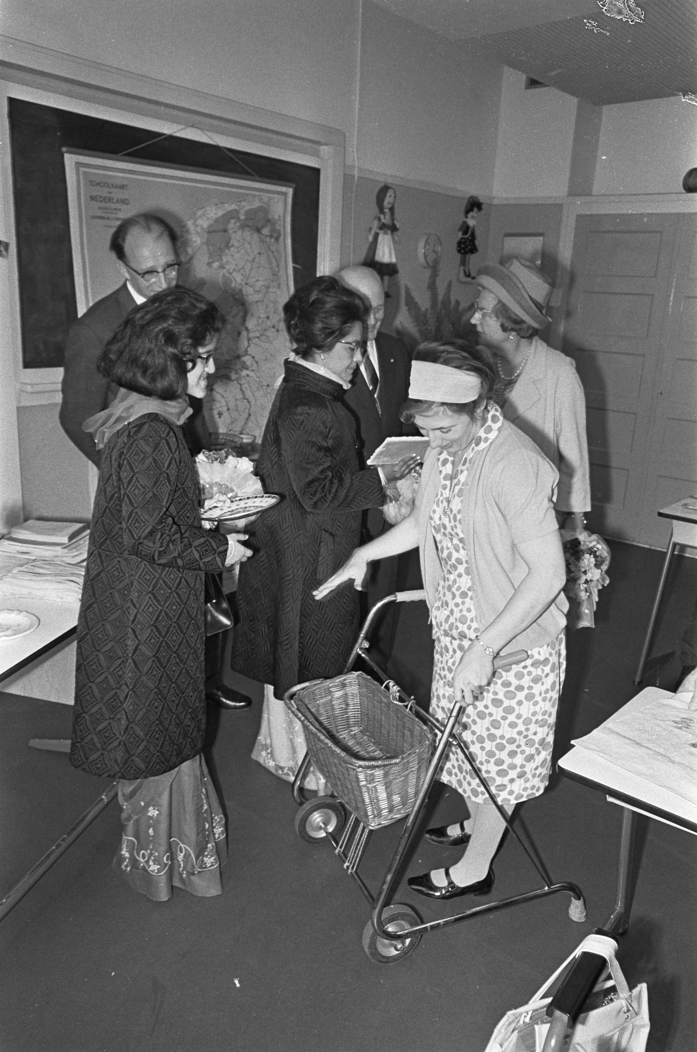 Fotocollectie Anefo — Bezoek Koning en Koningin van Nepal aan Den Haag — Foto: Nijs, Jac. de / Anefo. Licentie: Set B: Rechtenvrij / Publiek Domein. Bron: Nationaal Archief. http://hdl.handle.net/10648/ab16f518-d0b4-102d-bcf8-003048976d84