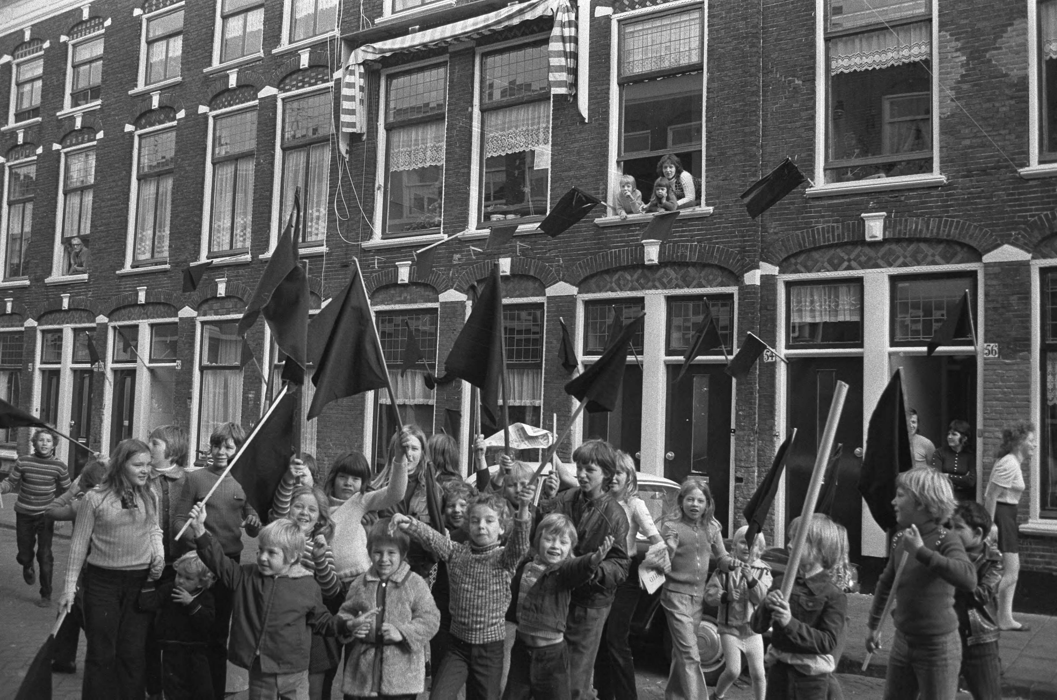 Fotocollectie Anefo — Actie van bewoners Schilderswijk Den Haag voor betere en betaalbare woningen — Foto: Peters, Hans / Anefo. Licentie: Set B: Rechtenvrij / Publiek Domein. Bron: Nationaal Archief. http://hdl.handle.net/10648/abd3a474-d0b4-102d-bcf8-003048976d84