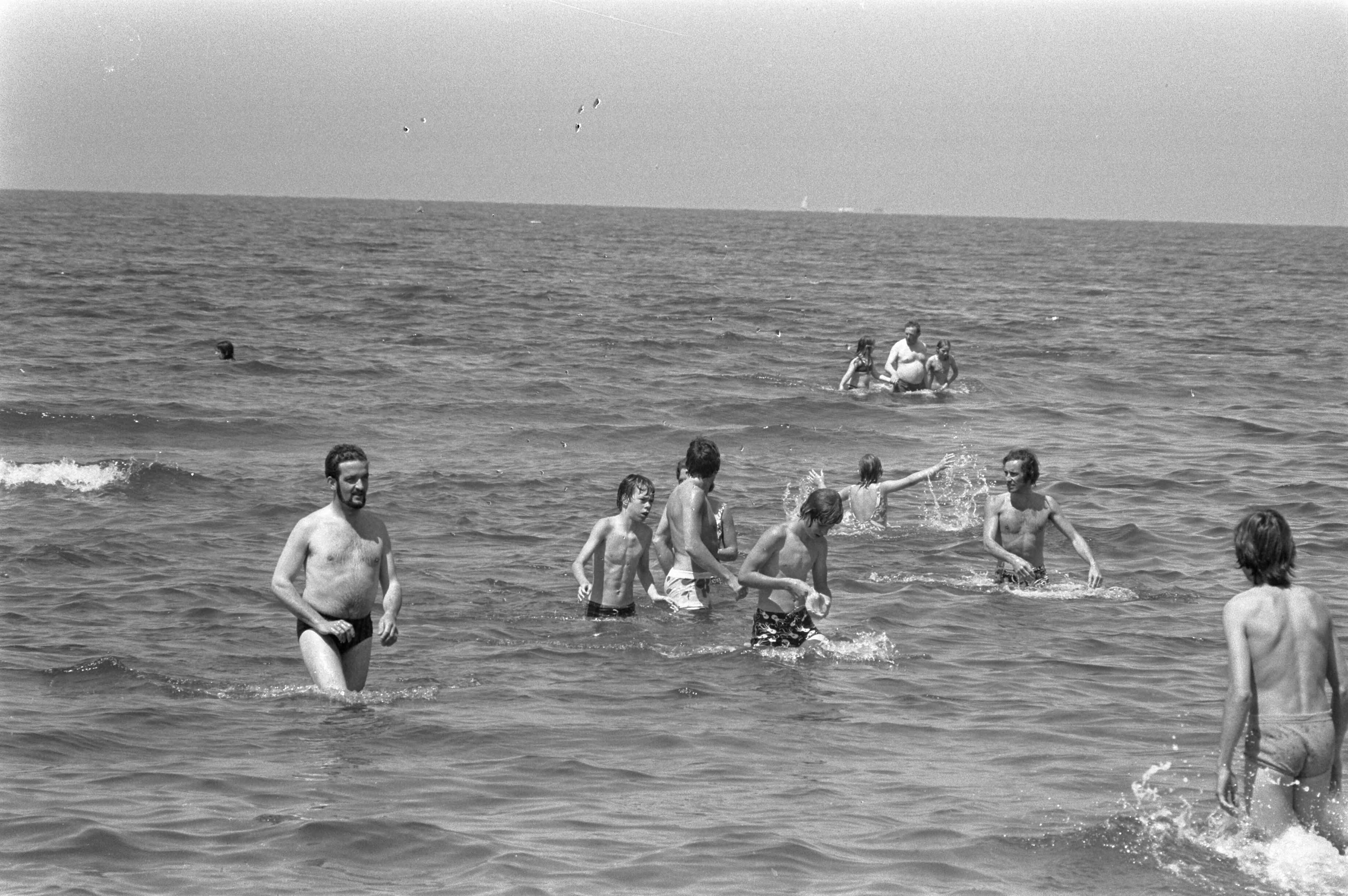 Fotocollectie Anefo — Strandleven Scheveningen — Foto: Mieremet, Rob / Anefo. Licentie: Set B: Rechtenvrij / Publiek Domein. Bron: Nationaal Archief. http://hdl.handle.net/10648/abef4a62-d0b4-102d-bcf8-003048976d84