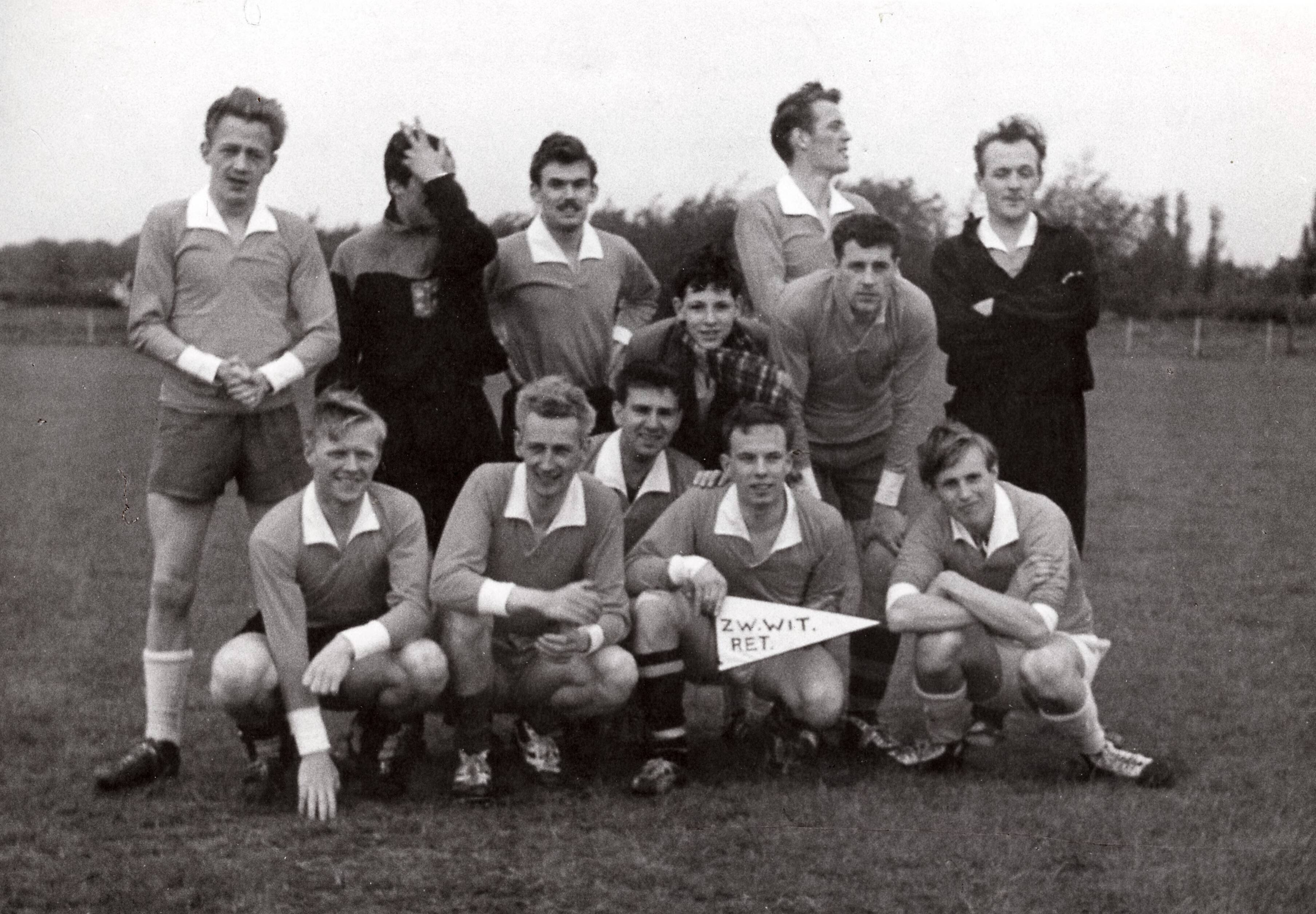 Sportactiviteiten personeel Drukkerij N.V. De Spaarnestad / Voetbal, o.a. F.C. Panorama — [Serie bedrijfsvoetbal Spaarnestad, diverse jaren] Zwart/Wit-Retouche 1-6 vlnr: H. Wigman, A. Heijster. v. Wezel, De Bruyn (invaller), W. Piek, G. Knijnburg, Th. Piet. Knielend: Lunenbrug, D. Kroonenberg, J. Timmers, H. Hesseling (aanvoerder), V. de Beijer) — Foto: Fotograaf Onbekend / Spaarnestad / Spaarnestad Photo (05887). Licentie: Set B: Rechtenvrij / Publiek Domein. Bron: Nationaal Archief. http://hdl.handle.net/10648/35429da6-3f02-a382-e063-6df0900a6686