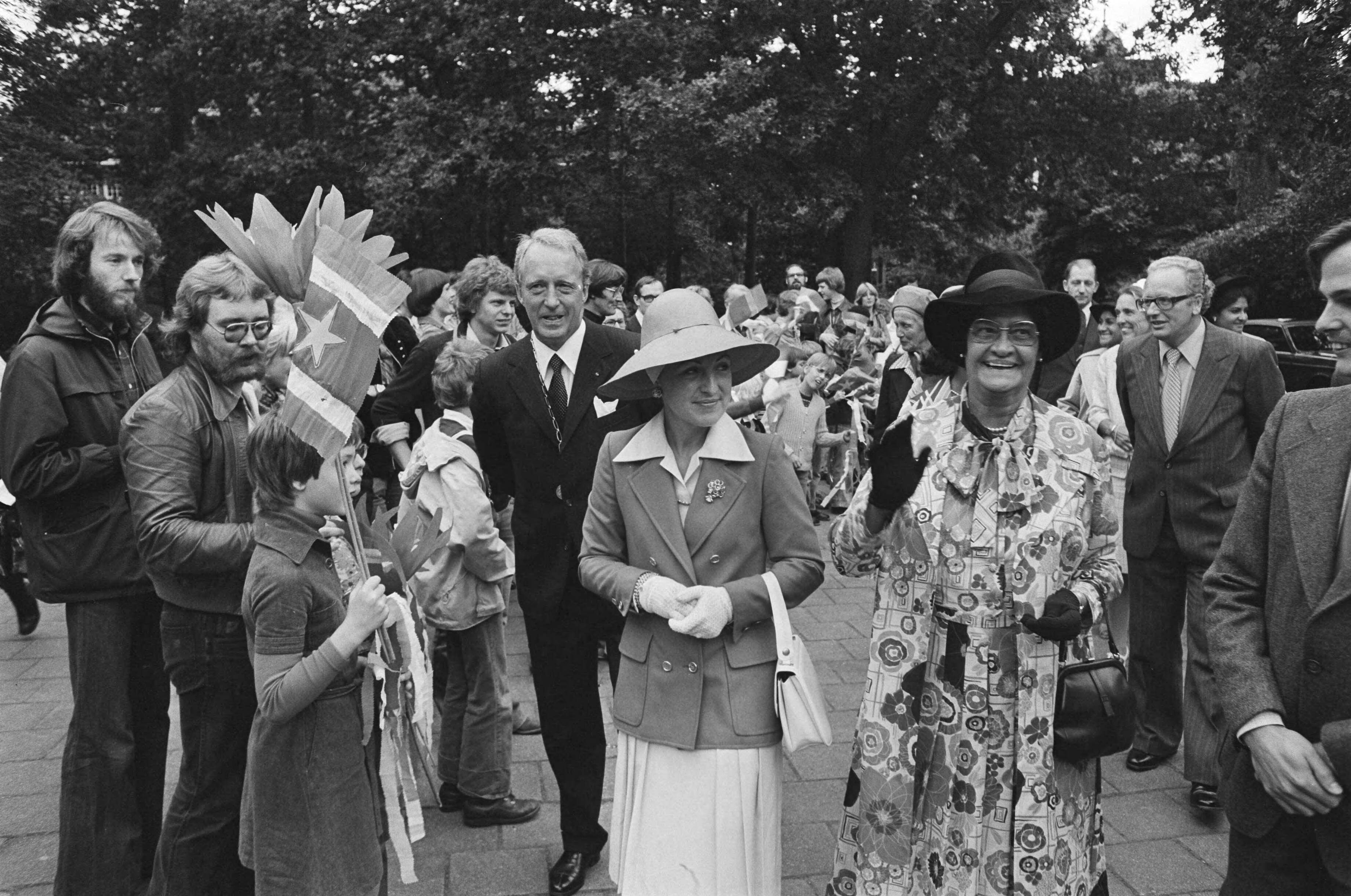 Fotocollectie Anefo — Staatsbezoek Suriname; mevr. Ferrier met Prinses Margriet bezoekt Instituut Onderwijs voor Blinden in Huizen (rechts Van Kemenade ) — Foto: Verhoeff, Bert / Anefo. Licentie: Set B: Rechtenvrij / Publiek Domein. Bron: Nationaal Archief. http://hdl.handle.net/10648/aca2bcbe-d0b4-102d-bcf8-003048976d84