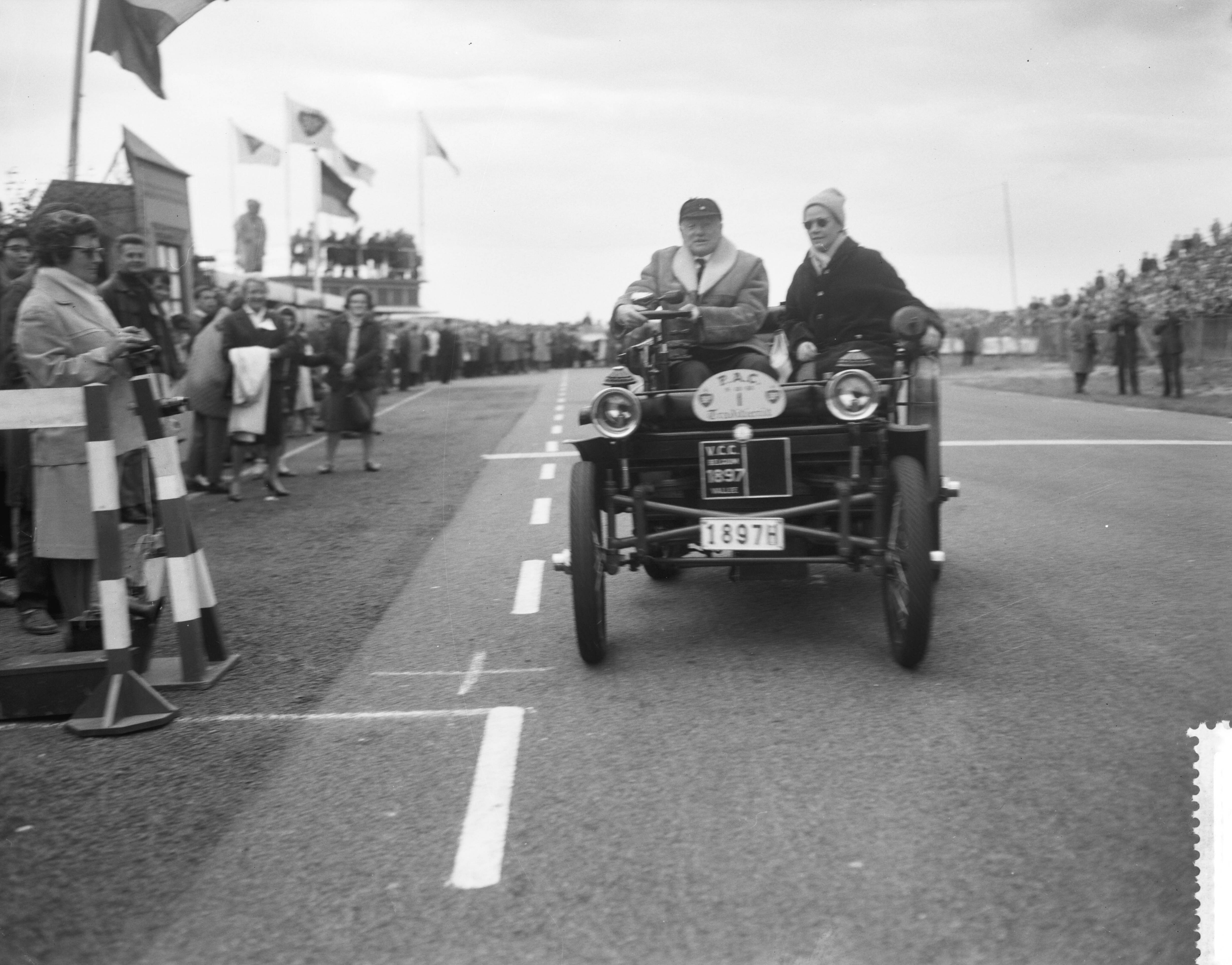 Fotocollectie Anefo — Vijfde traditierit van de Pionier Automobielen Club (P.A.C.) — Foto: Bilsen, Joop van / Anefo. Licentie: Set B: Rechtenvrij / Publiek Domein. Bron: Nationaal Archief. http://hdl.handle.net/10648/a9bb5c54-d0b4-102d-bcf8-003048976d84