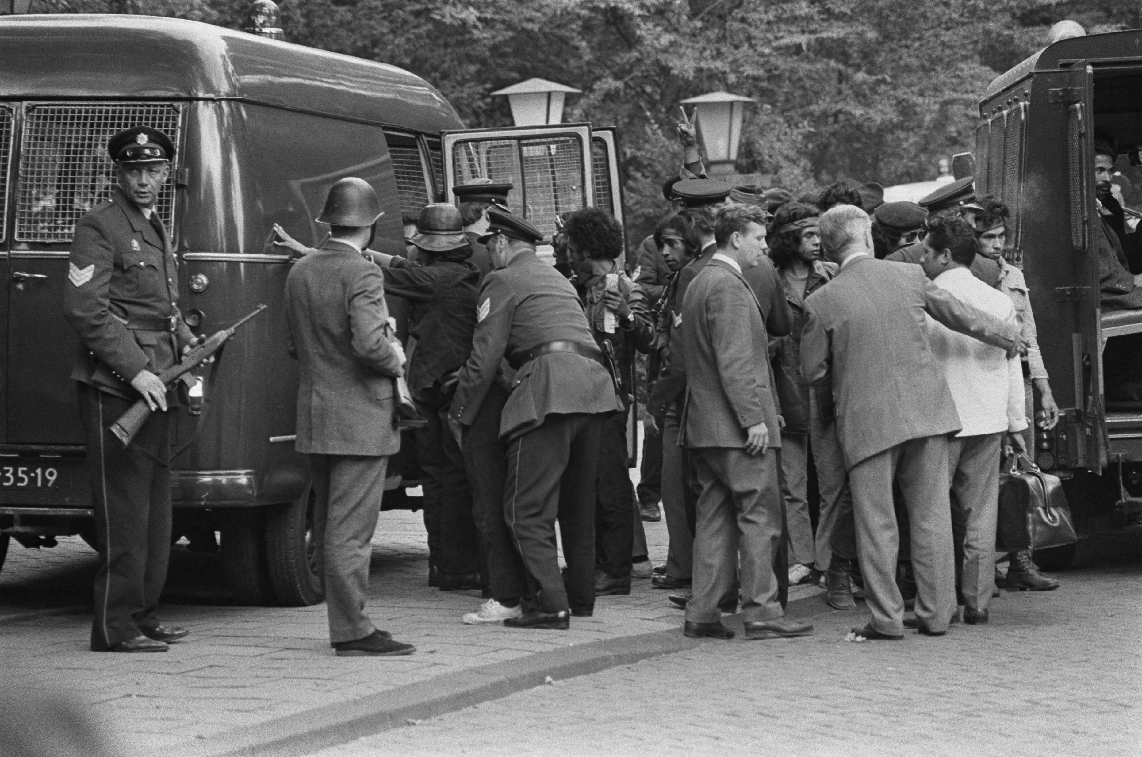 Fotocollectie Anefo — Ambonezen bezetten woning van Indonesische Ambassadeur, Wassenaar; Ambonezen verlaten de woning — Foto: Evers, Joost / Anefo. Licentie: Set B: Rechtenvrij / Publiek Domein. Bron: Nationaal Archief. http://hdl.handle.net/10648/aba18070-d0b4-102d-bcf8-003048976d84