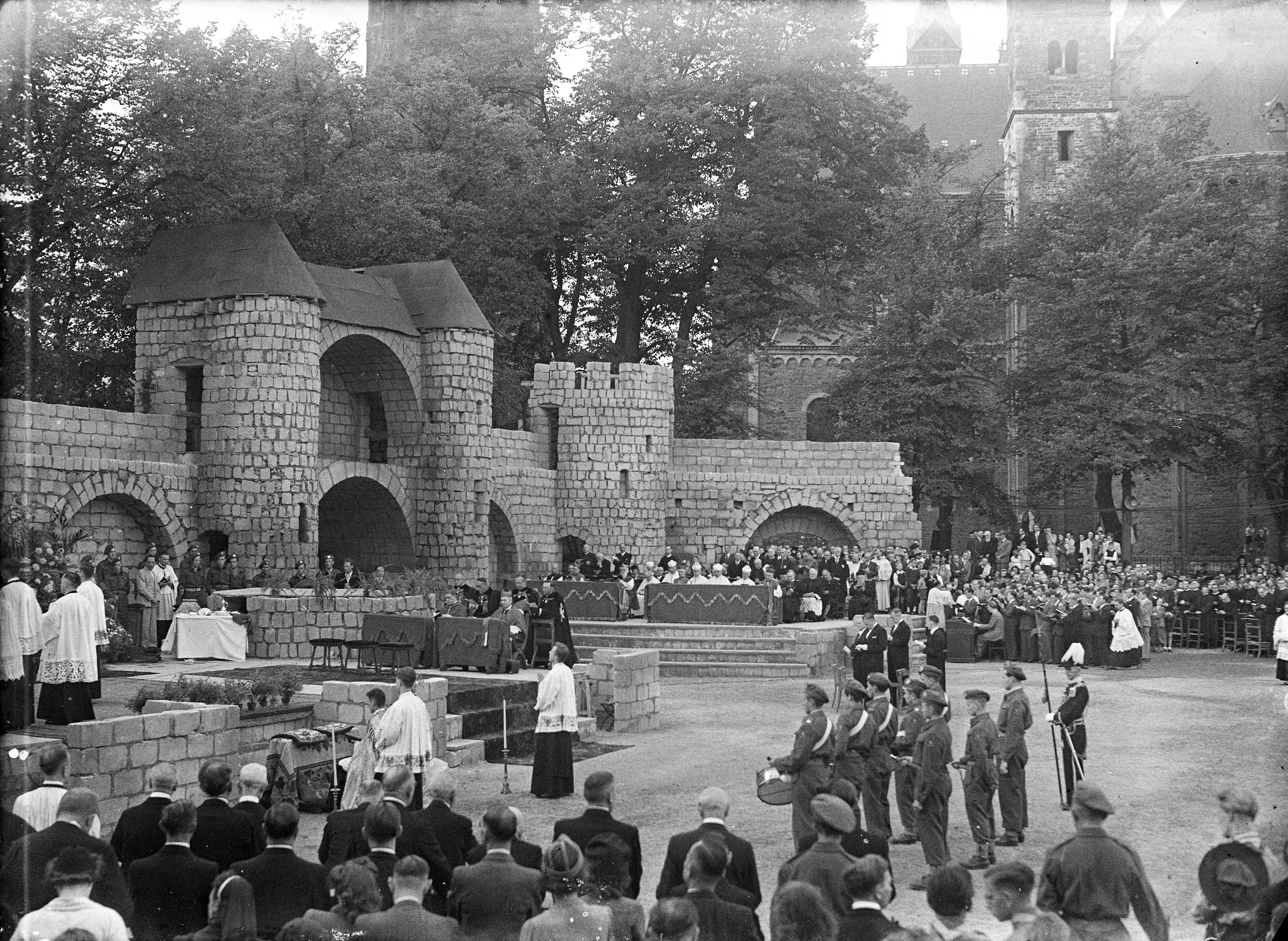 Fotocollectie Anefo — Maria Congres te Maastricht. Pontificale hoogmis op het Vrijthof — Foto: Sagers, Harry / Anefo. Licentie: Set B: Rechtenvrij / Publiek Domein. Bron: Nationaal Archief. http://hdl.handle.net/10648/a8ac674a-d0b4-102d-bcf8-003048976d84
