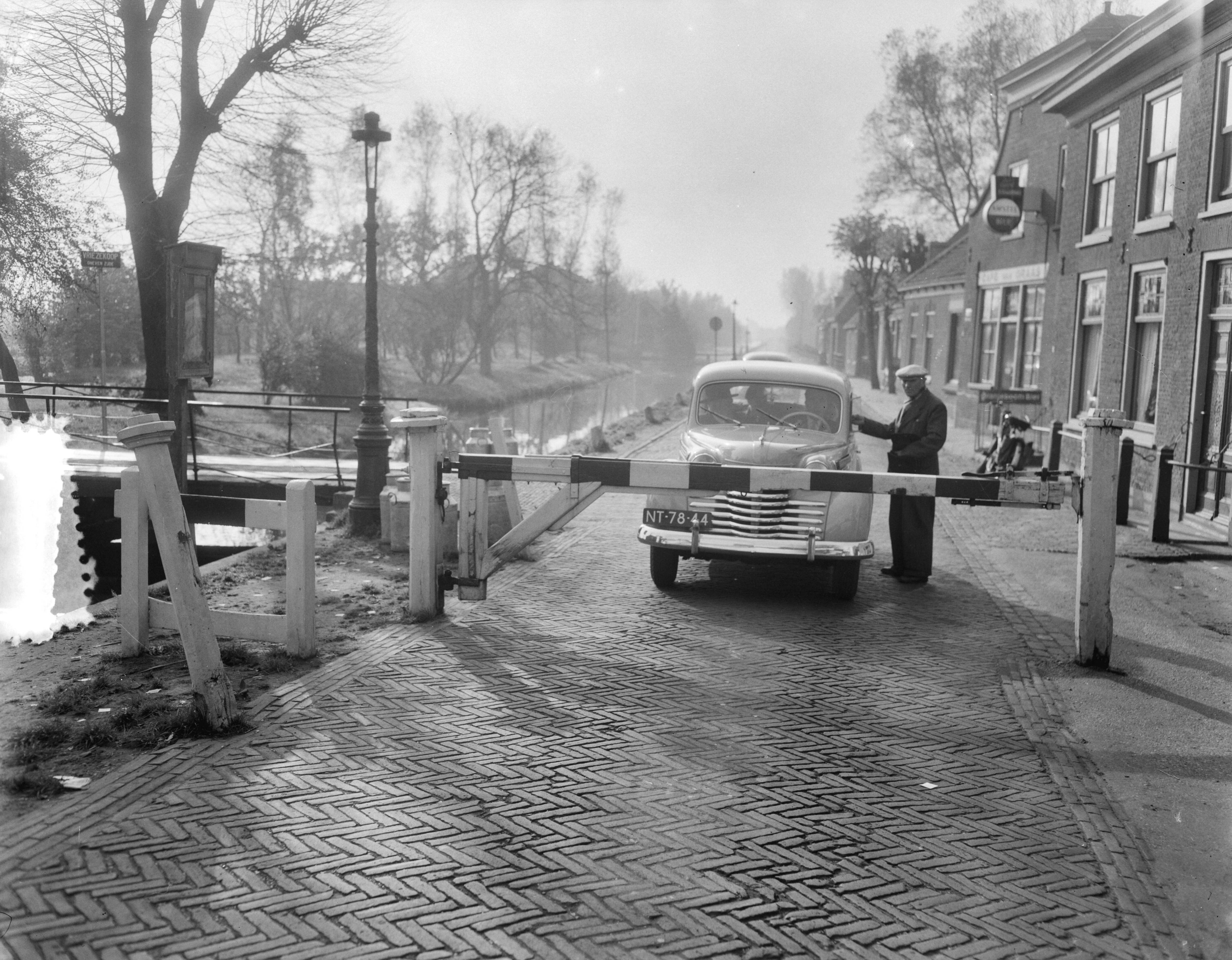 Fotocollectie Anefo — Opheffing tol Leimuiden — Foto: Duinen, G.W. van / Anefo. Licentie: Set B: Rechtenvrij / Publiek Domein. Bron: Nationaal Archief. http://hdl.handle.net/10648/a91647d2-d0b4-102d-bcf8-003048976d84