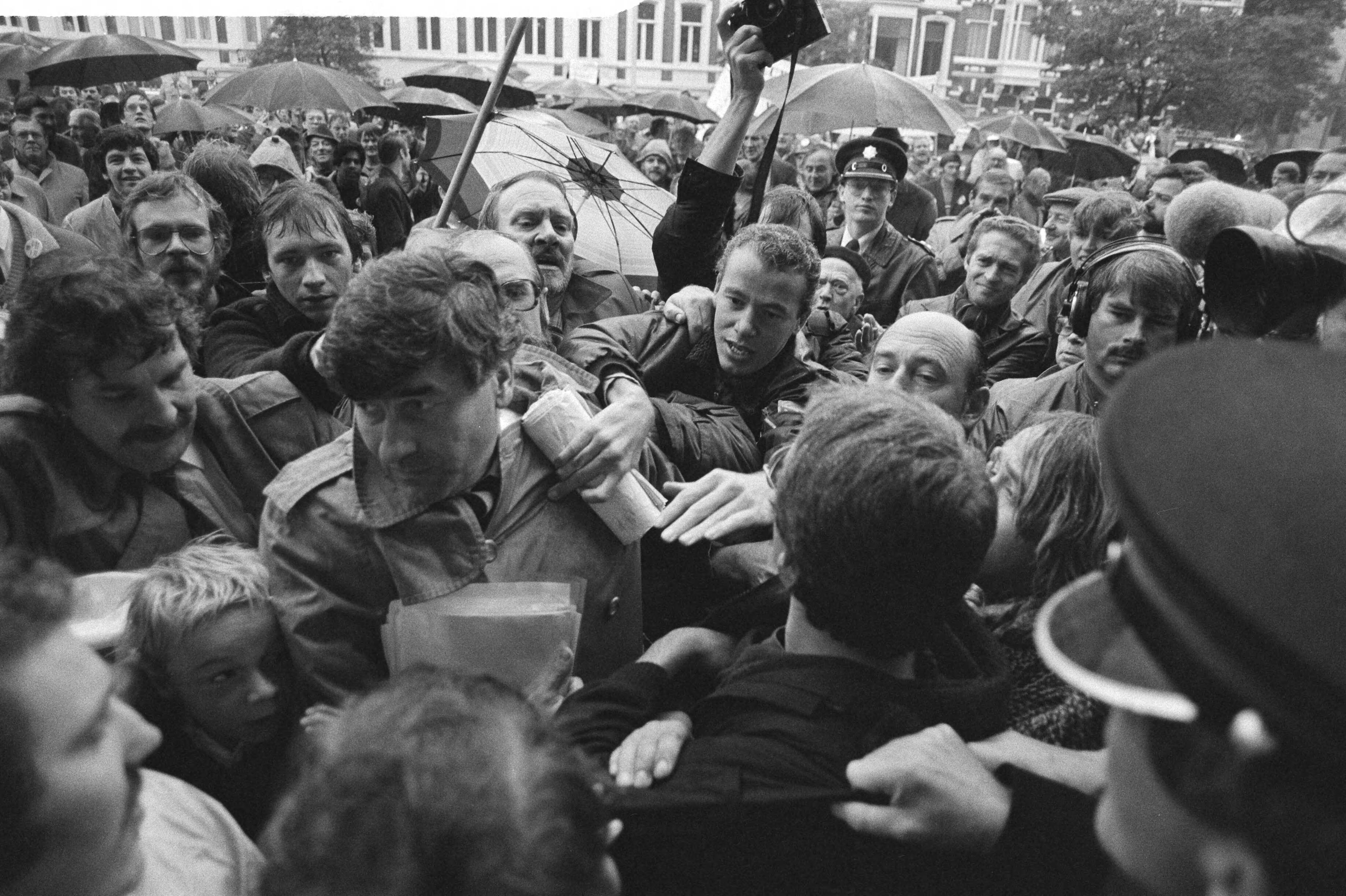 Premier Lubbers "aangevallen" door demonstranten bij aankomst SER-gebouw Den Haag — ministers-presidenten|betogingen|bezuinigingen|sociaal beleid|Stichting van de Arbeid|Lubbers, Ruud|Den Haag|Zuid-Holland|Stichting van de Arbeid — Foto: Antonisse, Marcel / Anefo. Licentie: Set B: Rechtenvrij / Publiek Domein. Bron: Nationaal Archief. http://hdl.handle.net/10648/ad2f4a12-d0b4-102d-bcf8-003048976d84