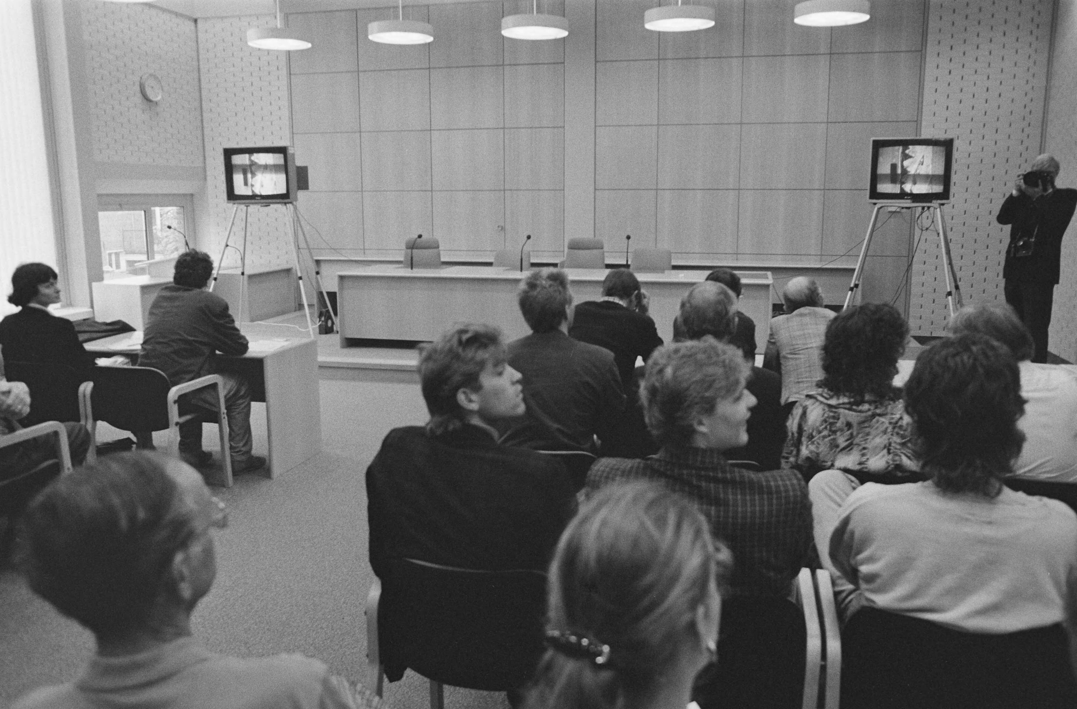Fotocollectie Anefo — Proces Heijn-ontvoerder in Haarlem; de rechtszaal — Foto: Croes, Rob C. / Anefo. Licentie: Set B: Rechtenvrij / Publiek Domein. Bron: Nationaal Archief. http://hdl.handle.net/10648/ad6bbb46-d0b4-102d-bcf8-003048976d84