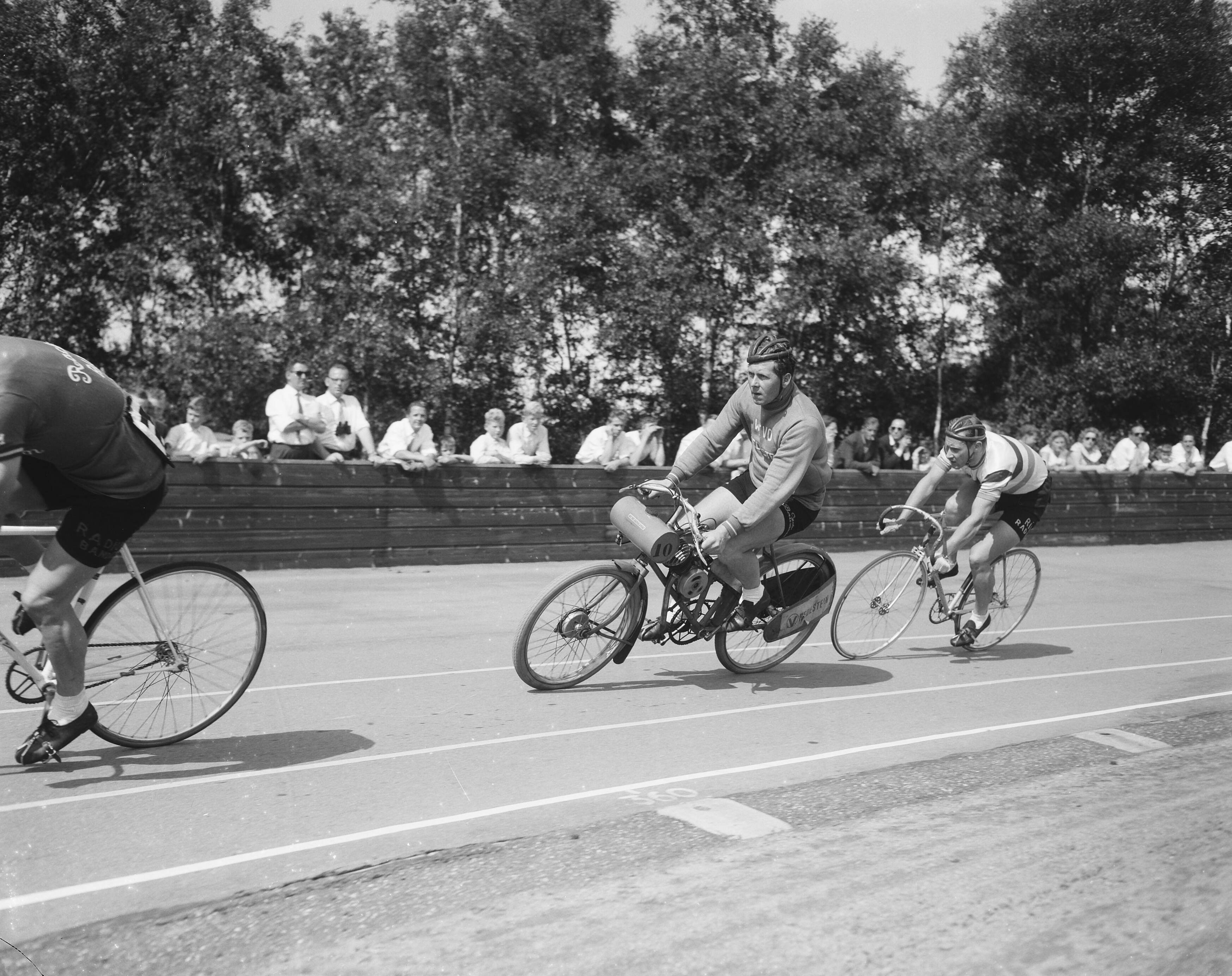 Fotocollectie Anefo — Wielerraces achter dernymotoren op de wielerbaan van sportterrein Duinhorst te Wassenaar — Foto: Bilsen, Joop van / Anefo. Licentie: Set B: Rechtenvrij / Publiek Domein. Bron: Nationaal Archief. http://hdl.handle.net/10648/a965627c-d0b4-102d-bcf8-003048976d84