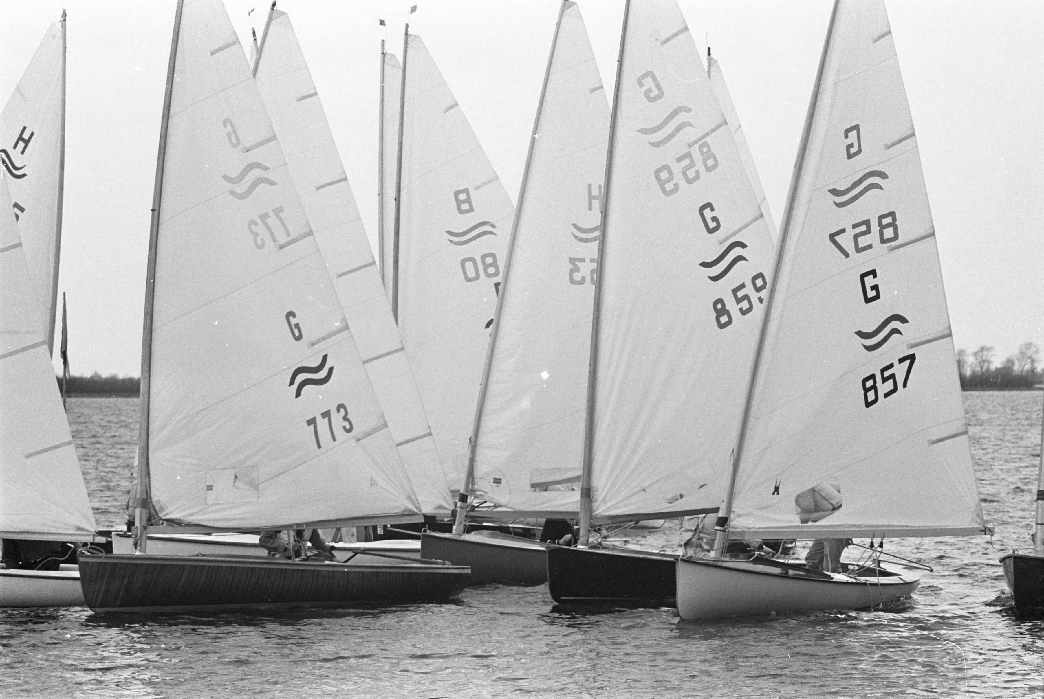 Fotocollectie Anefo — Paasregatta, zeilwedstrijden te Loosdrecht. Actiefotos tijdens zeilwedstrijden — Foto: Kroon, Ron / Anefo. Licentie: Set B: Rechtenvrij / Publiek Domein. Bron: Nationaal Archief. http://hdl.handle.net/10648/ab3ce598-d0b4-102d-bcf8-003048976d84