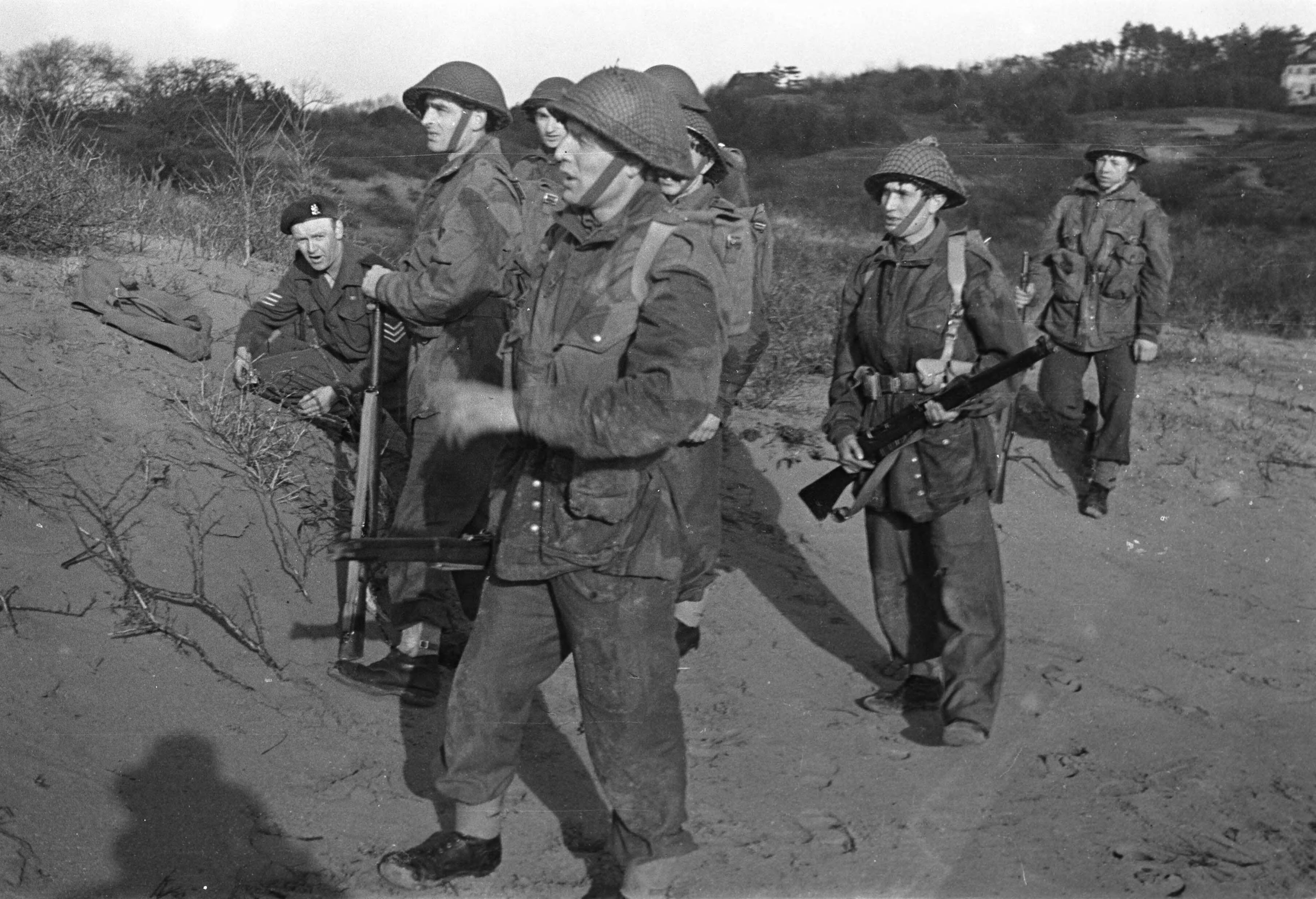 Fotocollectie Anefo — Militair opleidingskamp te Bloemendaal(bezoek Generaal Kruls ) — Foto: Dudok van Heel, Jack / Anefo. Licentie: Set B: Rechtenvrij / Publiek Domein. Bron: Nationaal Archief. http://hdl.handle.net/10648/a8988e1e-d0b4-102d-bcf8-003048976d84
