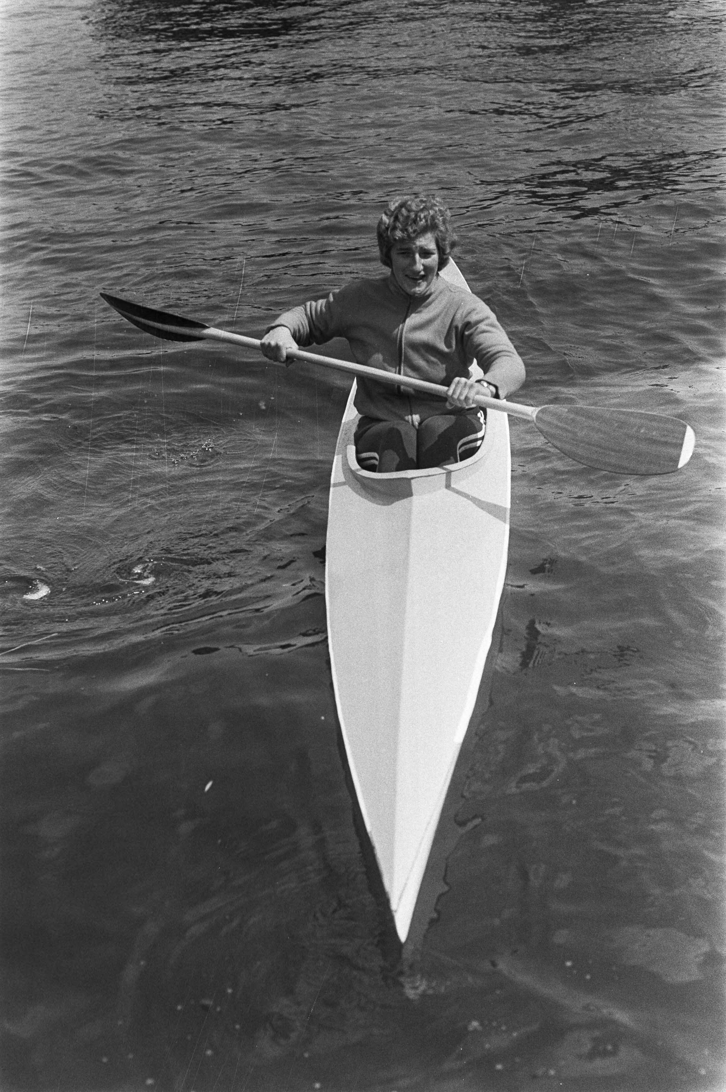 Internationale kanowedstrijden 1972 op de Zaan te Zaanstad — Kanovaarster Mieke Jaapies in actie — Foto: Fotograaf Onbekend / Anefo. Licentie: Set B: Rechtenvrij / Publiek Domein. Bron: Nationaal Archief. http://hdl.handle.net/10648/abec4b64-d0b4-102d-bcf8-003048976d84